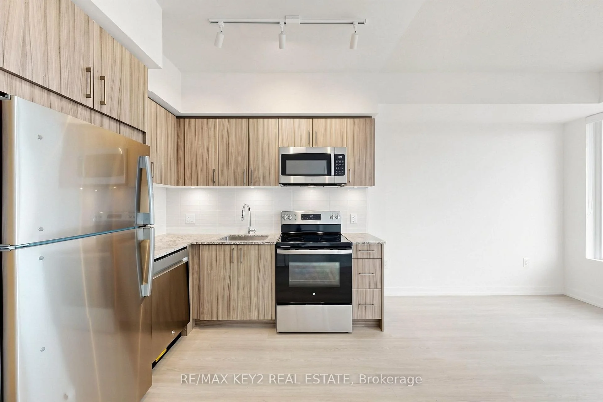 Photo 3 of Unit 1712, 4010 Eglinton Avenue W, Etobicoke, Humber Heights — HOMEH