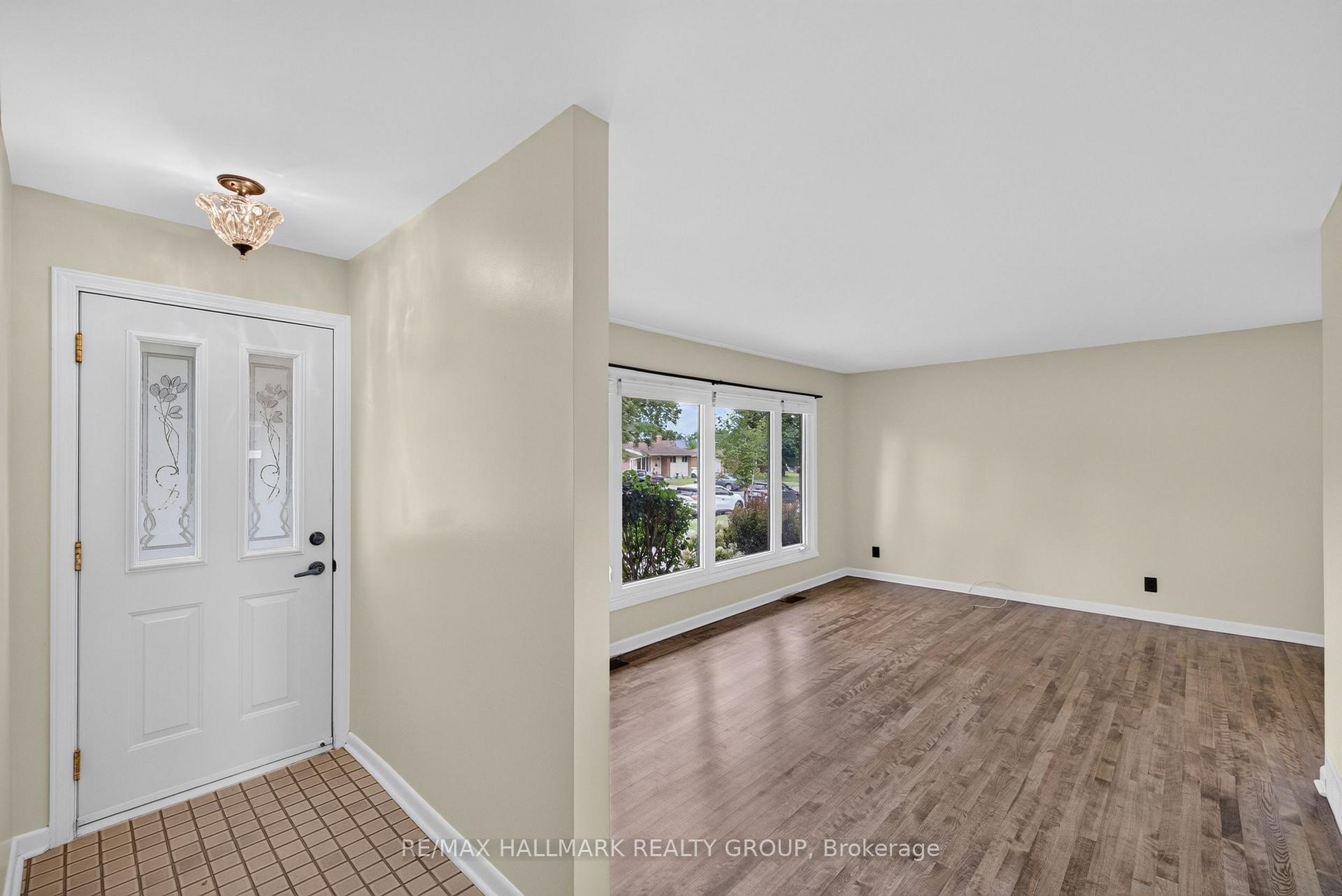 Photo 3 of 1143 Gateway Road, Ottawa, Parkway Park — HOMEH