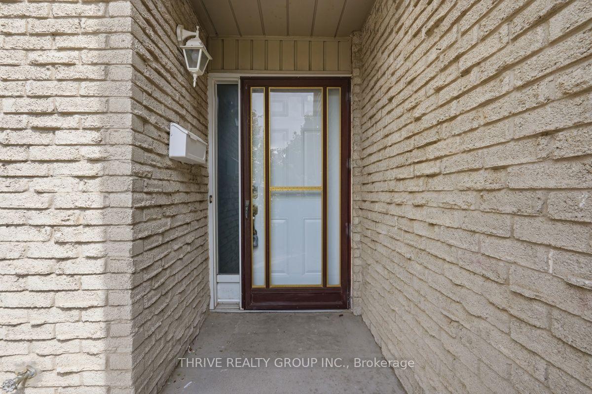 Photo 6 of Unit 8, 159 Sandringam Crescent, London, South R — HOMEH