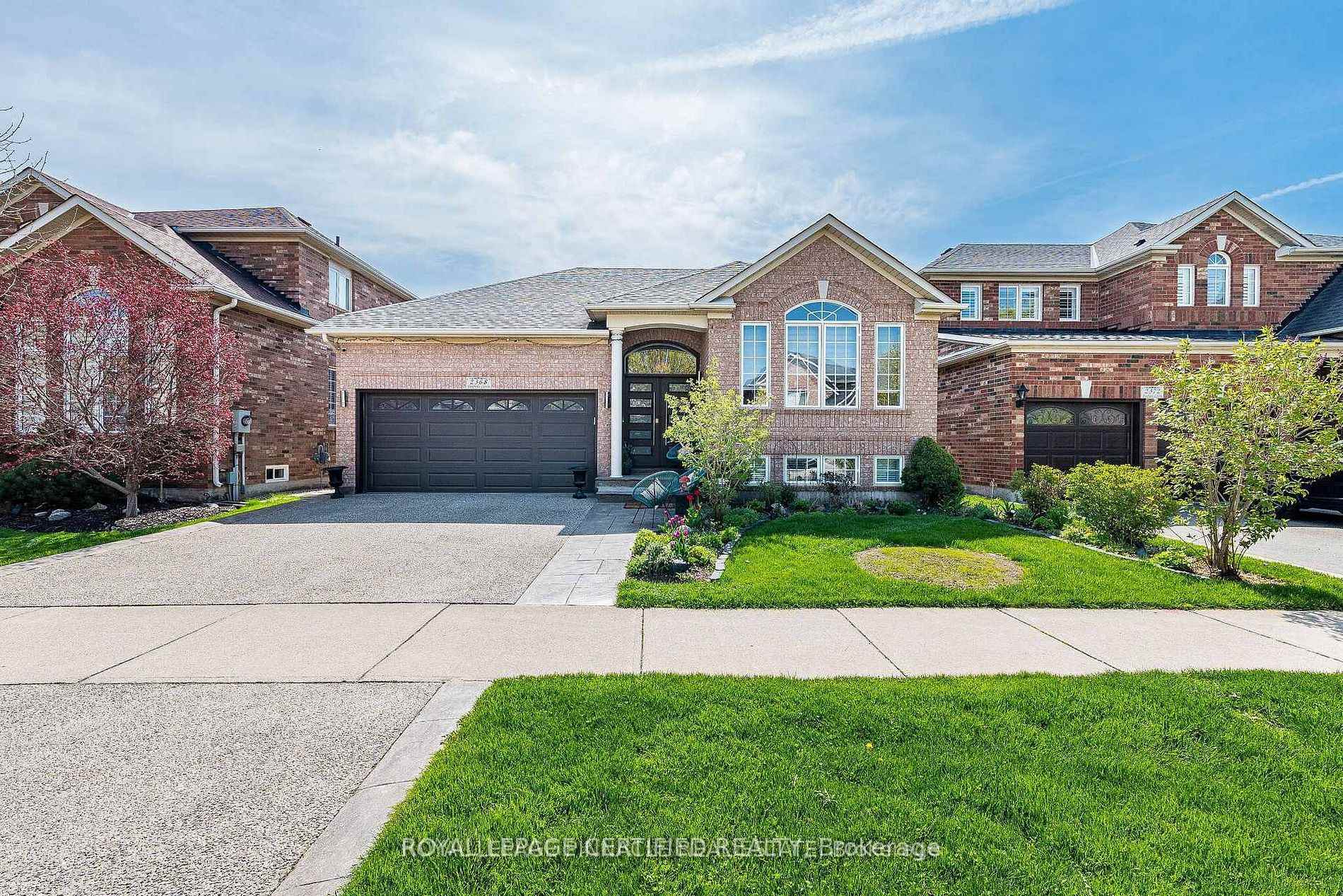 Photo 2 of 2368 Foxhole Circle, Oakville, Westmount — HOMEH