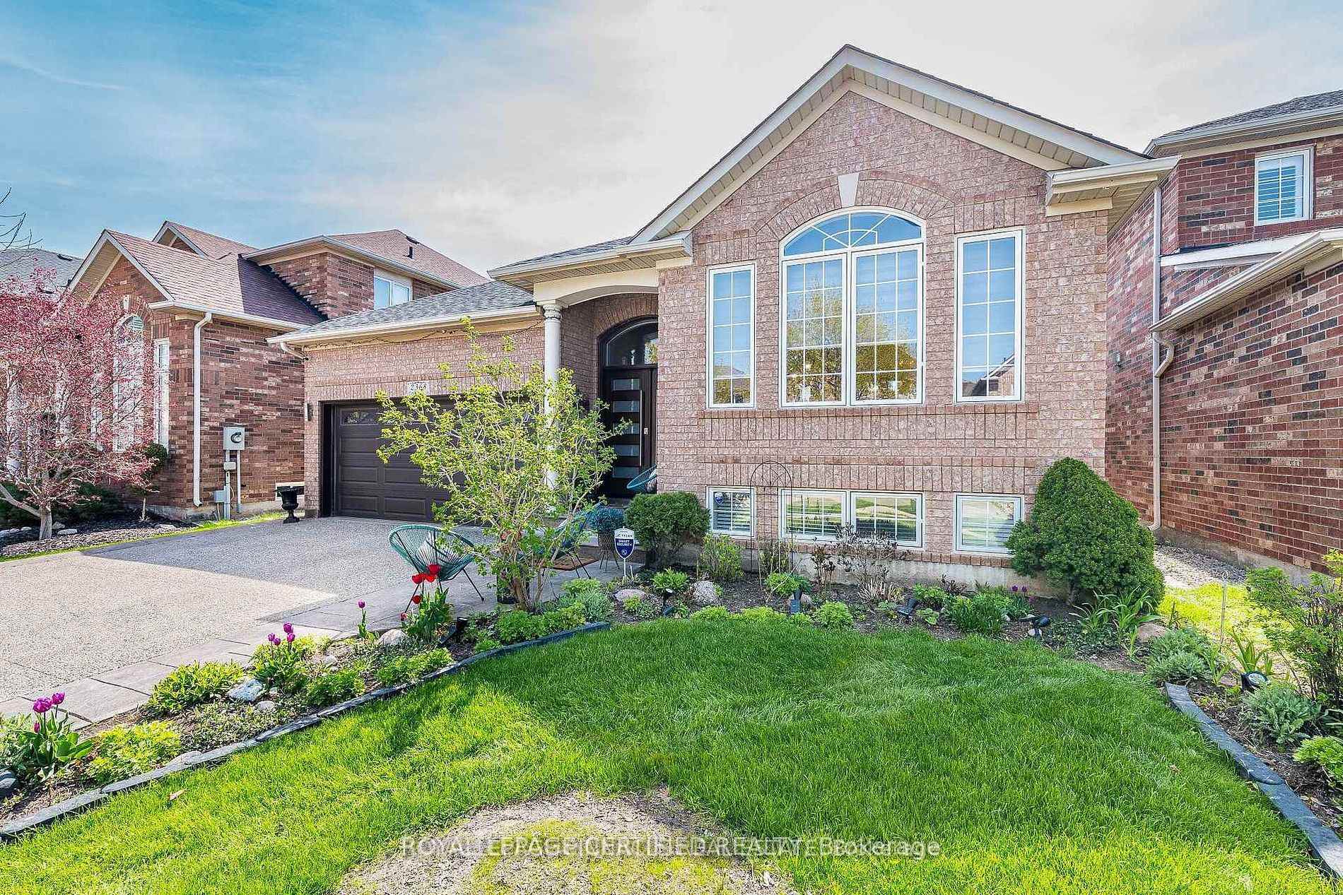 Photo 3 of 2368 Foxhole Circle, Oakville, Westmount — HOMEH