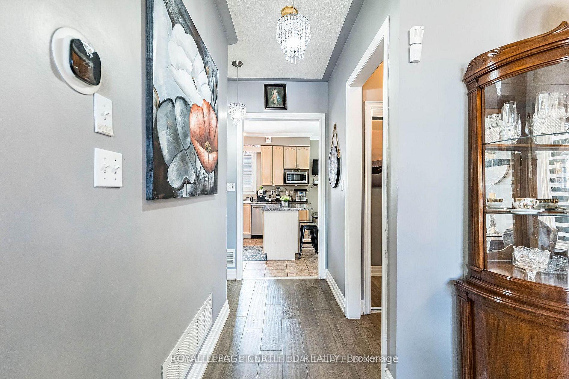 Photo 12 of 2368 Foxhole Circle, Oakville, Westmount — HOMEH