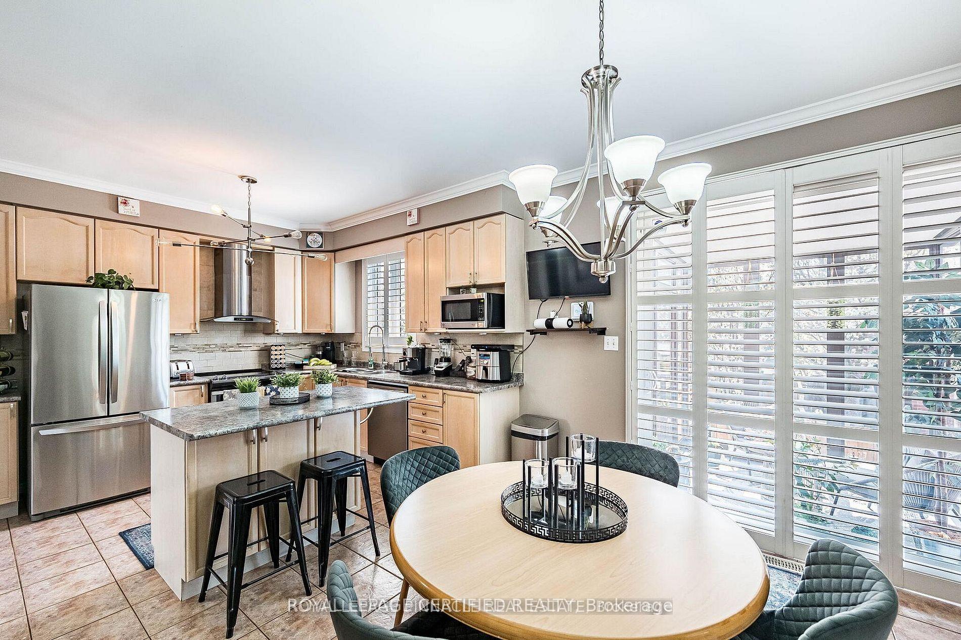 Photo 15 of 2368 Foxhole Circle, Oakville, Westmount — HOMEH