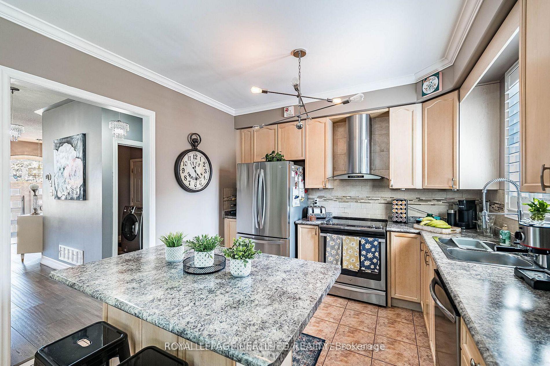 Photo 16 of 2368 Foxhole Circle, Oakville, Westmount — HOMEH