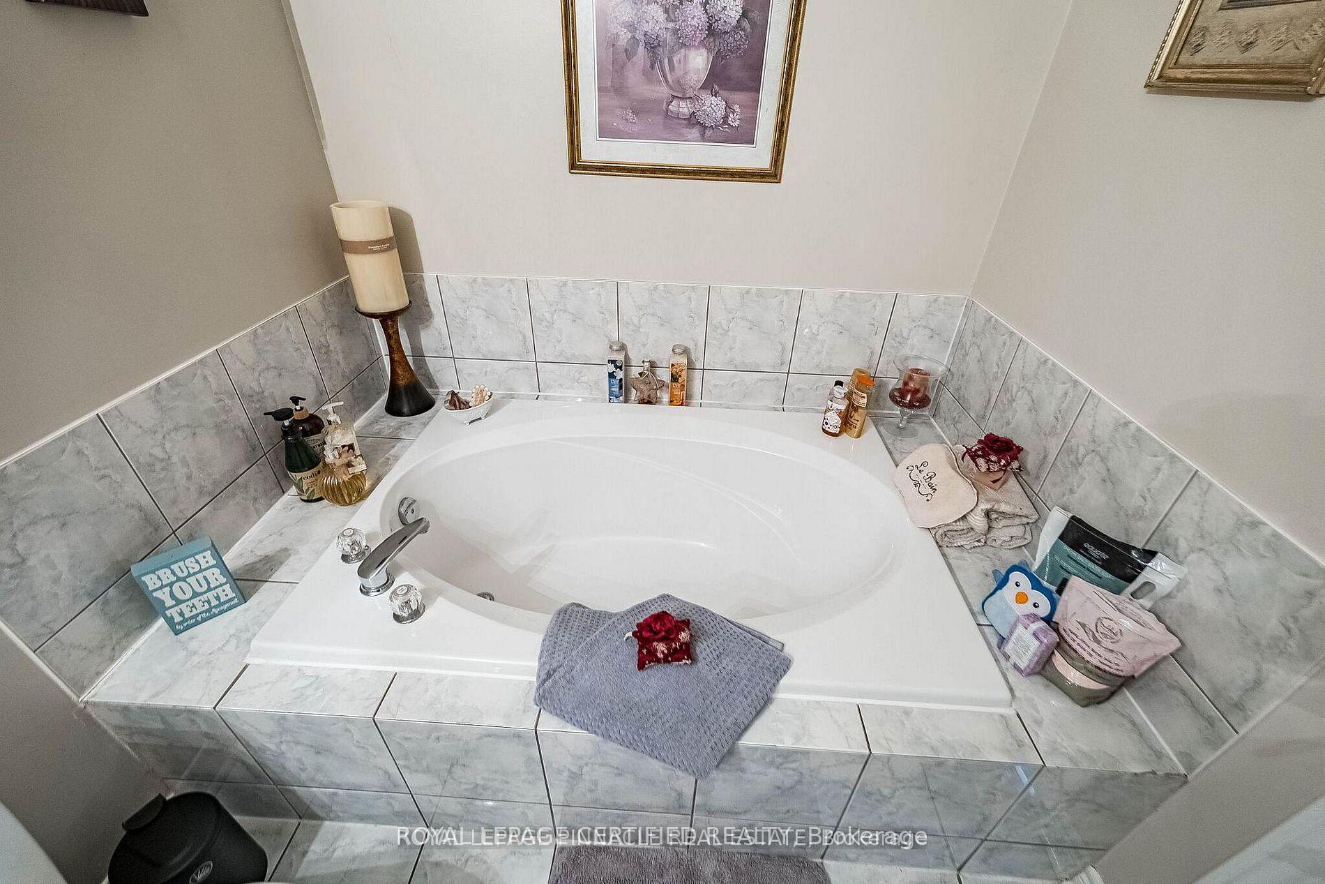 Photo 21 of 2368 Foxhole Circle, Oakville, Westmount — HOMEH