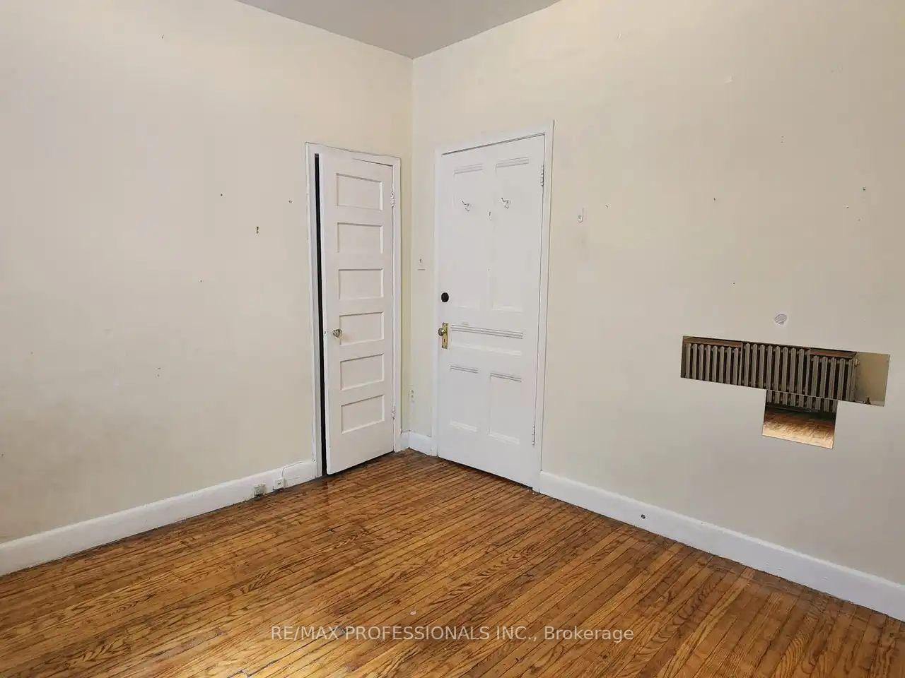 Photo 5 of Unit MAIN LEVEL, 150 Robert Street, Toronto, University — HOMEH