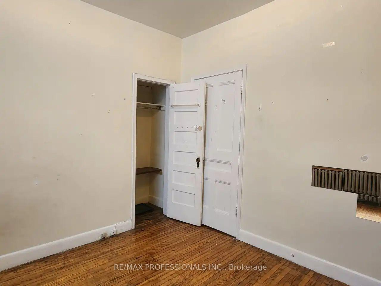Photo 6 of Unit MAIN LEVEL, 150 Robert Street, Toronto, University — HOMEH