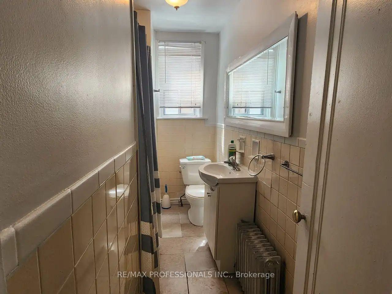 Photo 7 of Unit MAIN LEVEL, 150 Robert Street, Toronto, University — HOMEH