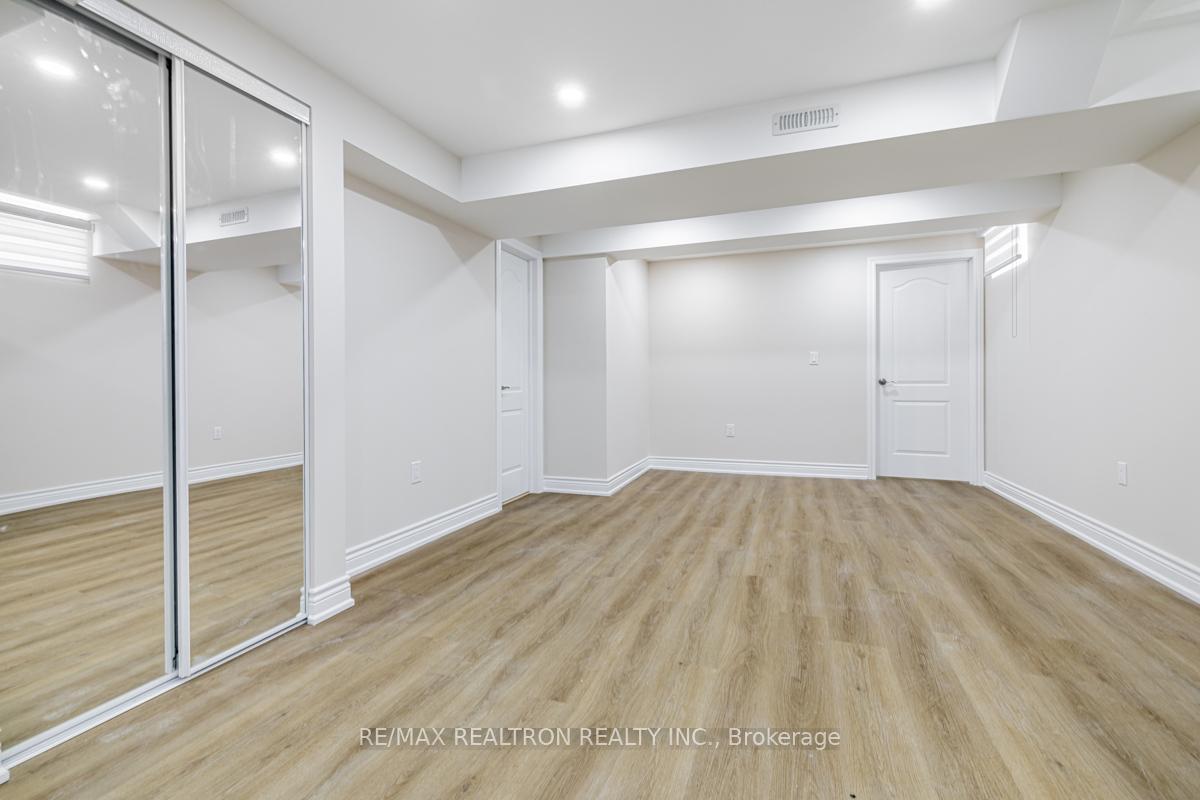 Photo 5 of 103 Beverley Glen Boulevard, Vaughan, Beverley Glen — HOMEH