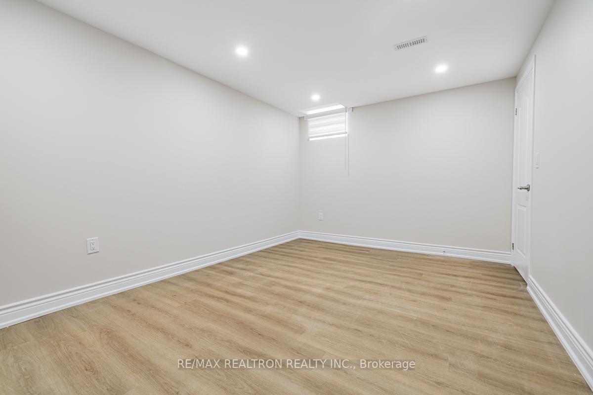Photo 9 of 103 Beverley Glen Boulevard, Vaughan, Beverley Glen — HOMEH