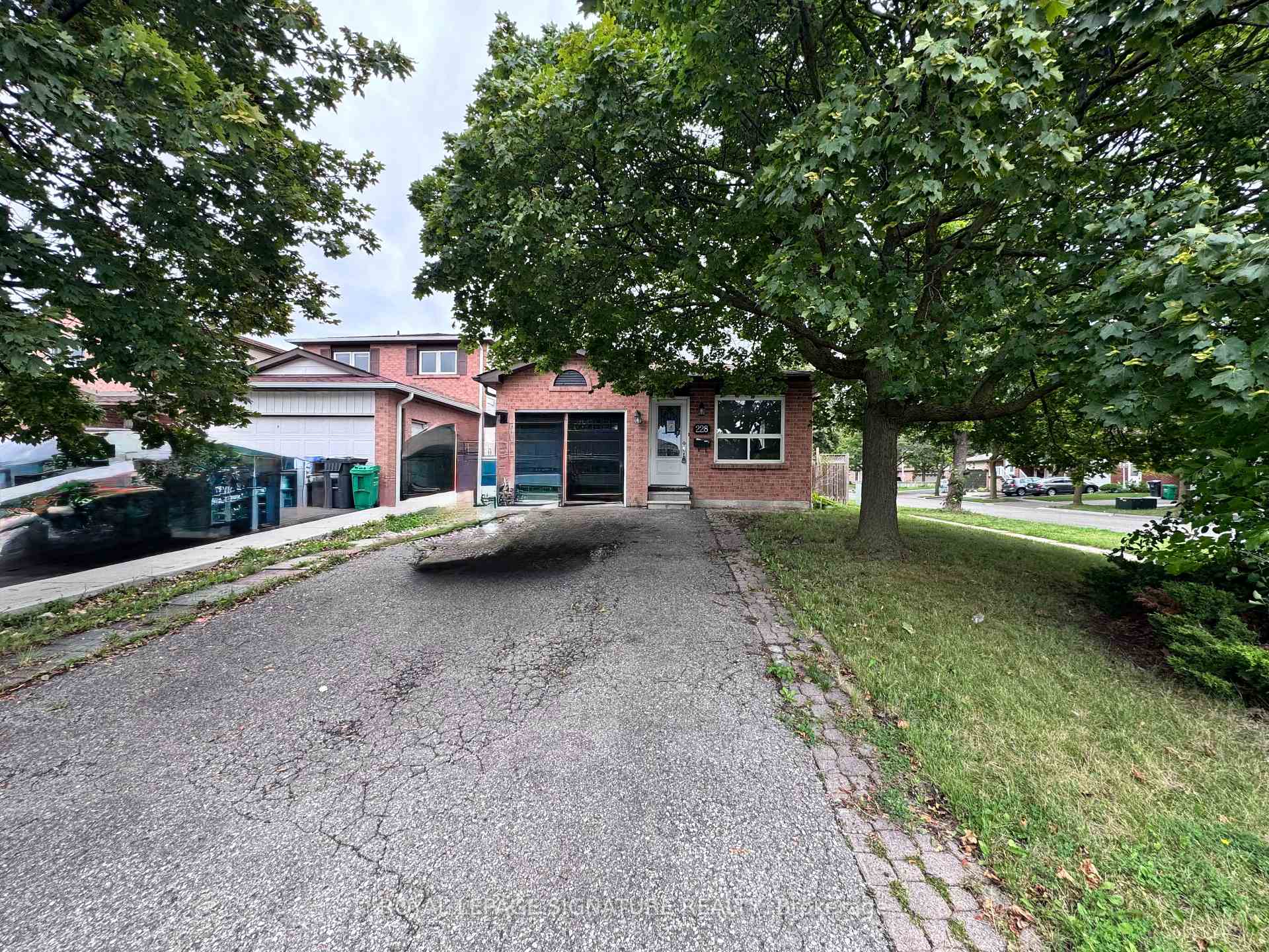 Photo 2 of 228 Martindale Crescent, Brampton, Bram West — HOMEH