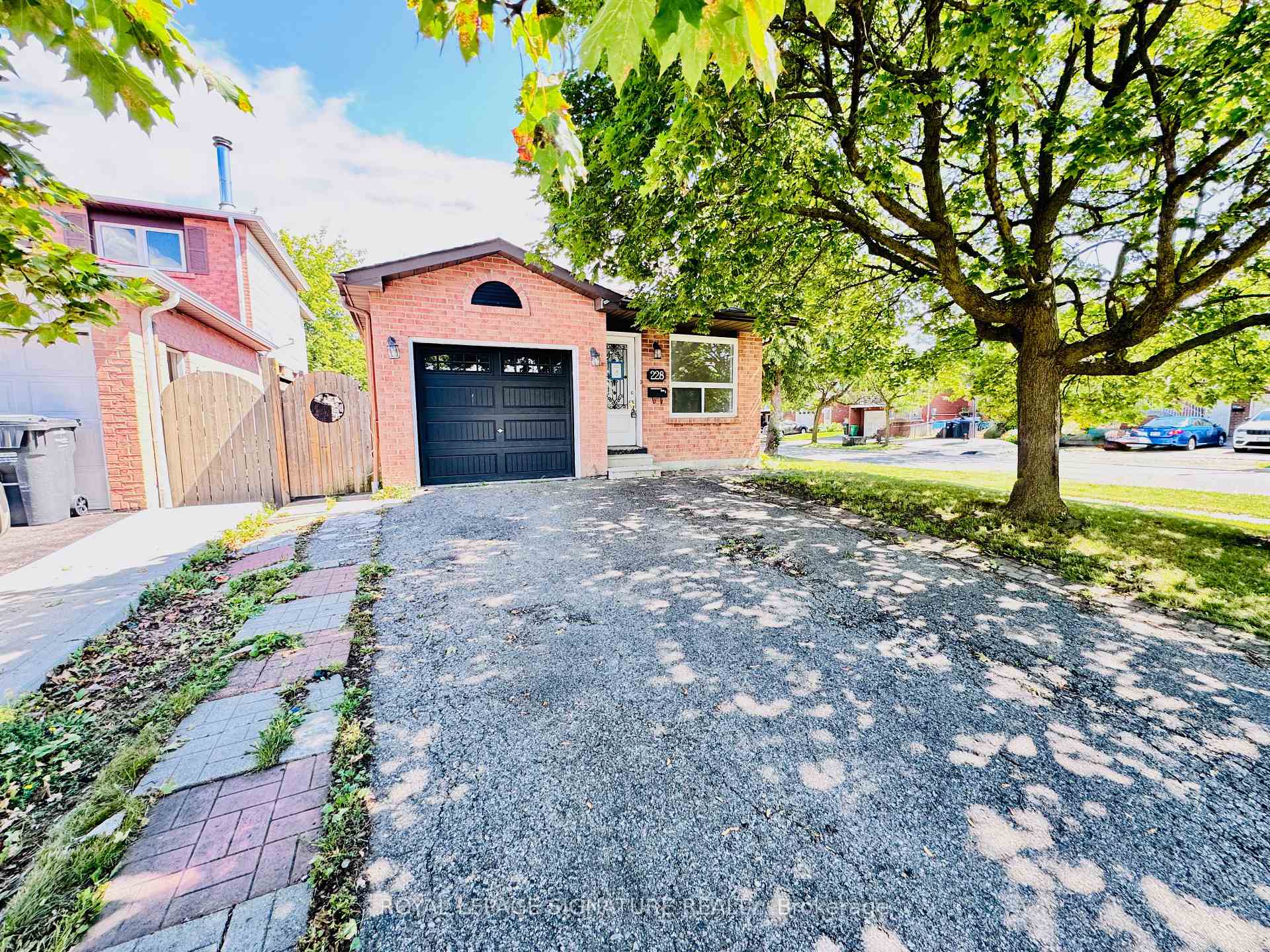 Photo 4 of 228 Martindale Crescent, Brampton, Bram West — HOMEH