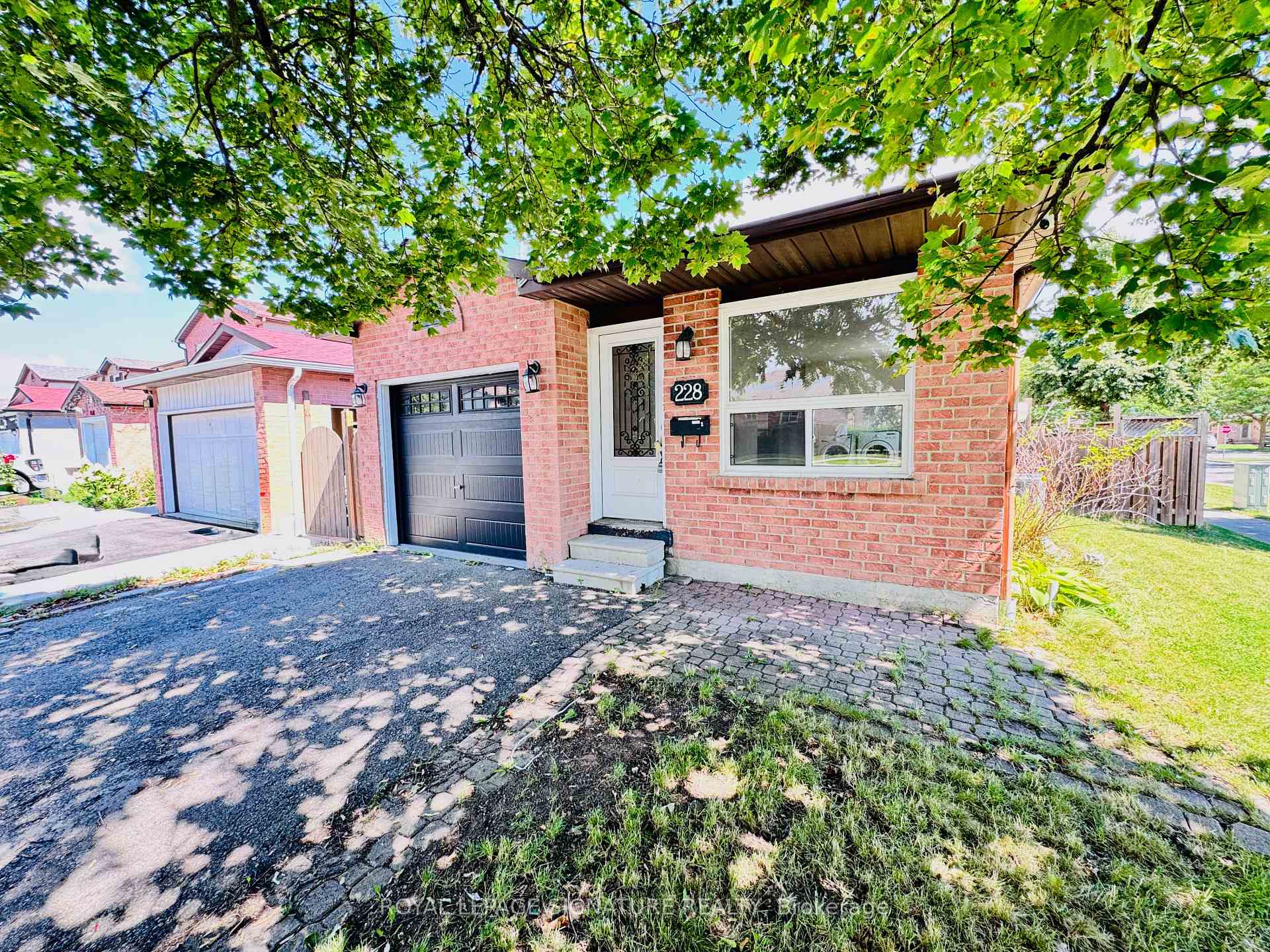 Photo 5 of 228 Martindale Crescent, Brampton, Bram West — HOMEH