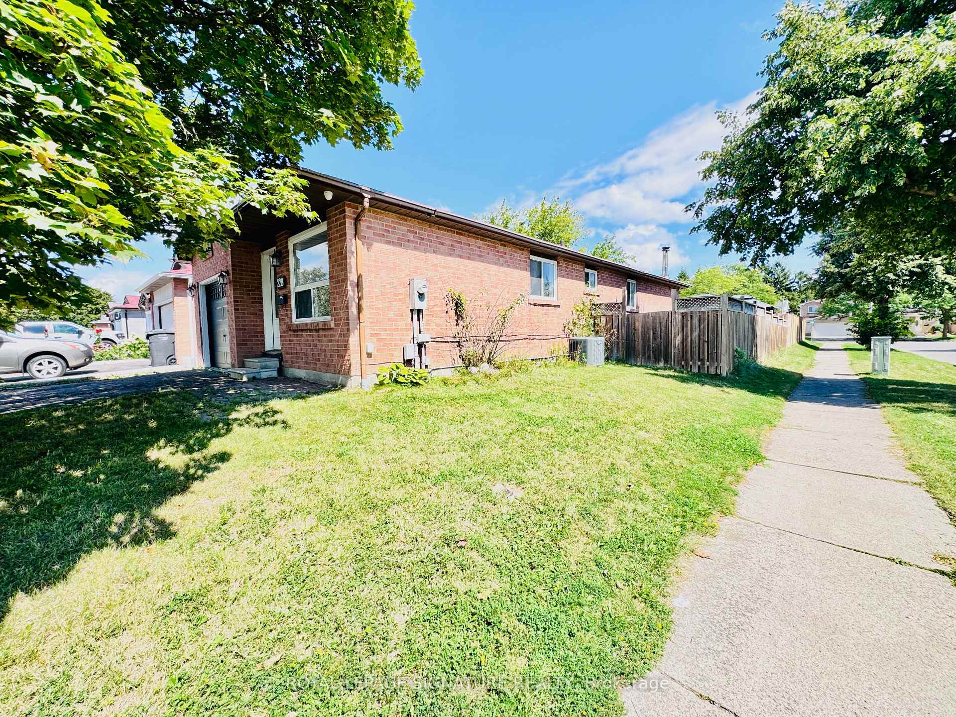 Photo 6 of 228 Martindale Crescent, Brampton, Bram West — HOMEH