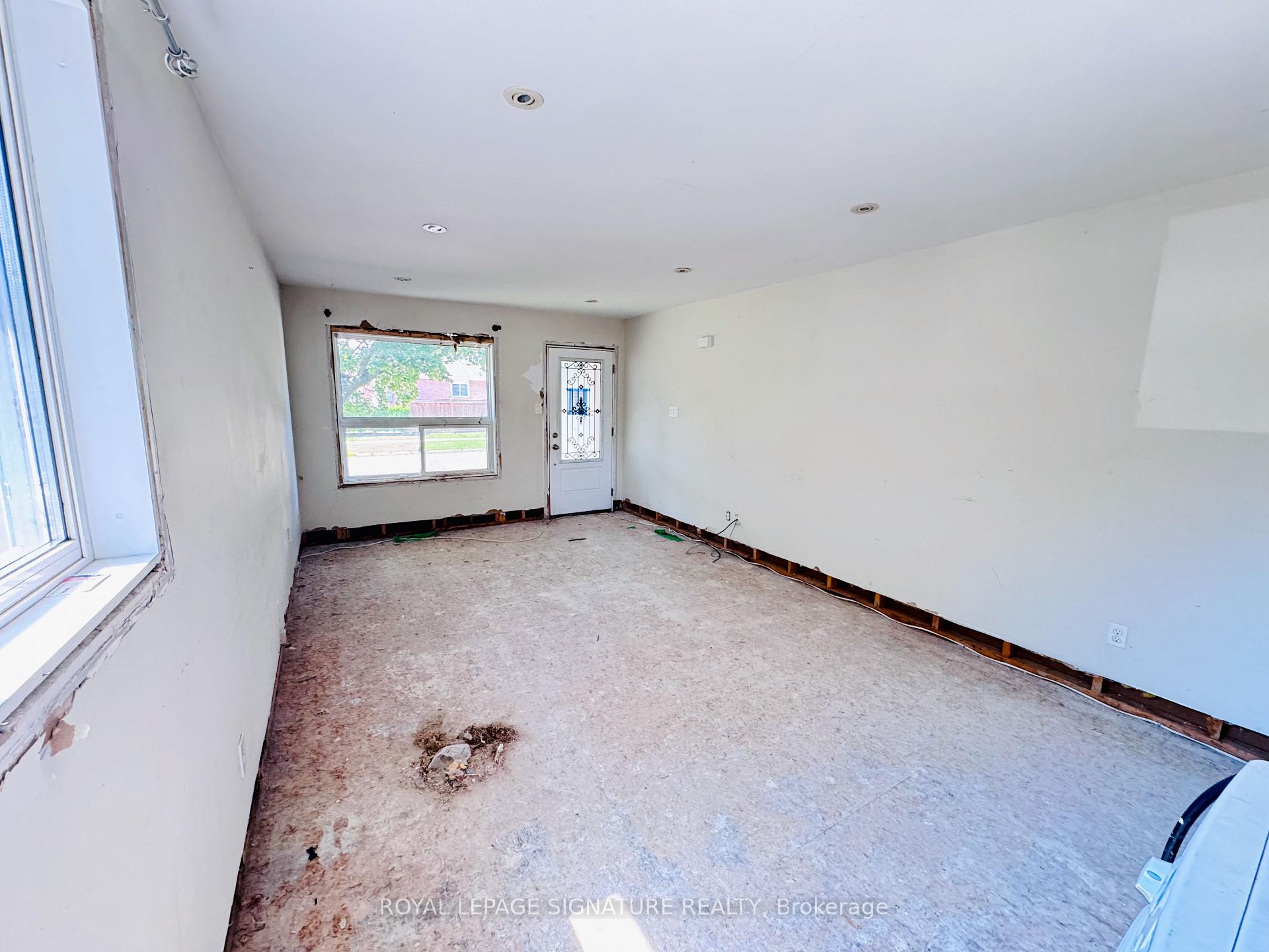 Photo 9 of 228 Martindale Crescent, Brampton, Bram West — HOMEH