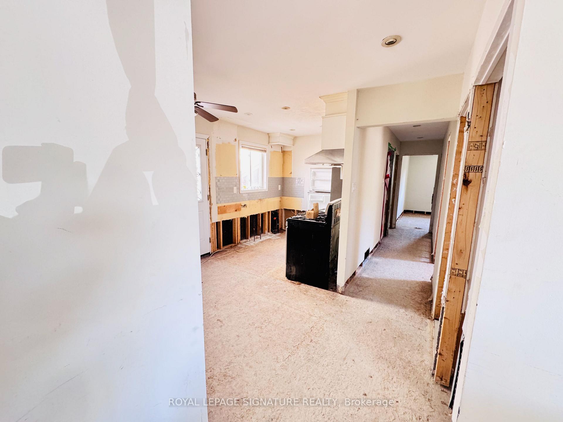 Photo 10 of 228 Martindale Crescent, Brampton, Bram West — HOMEH
