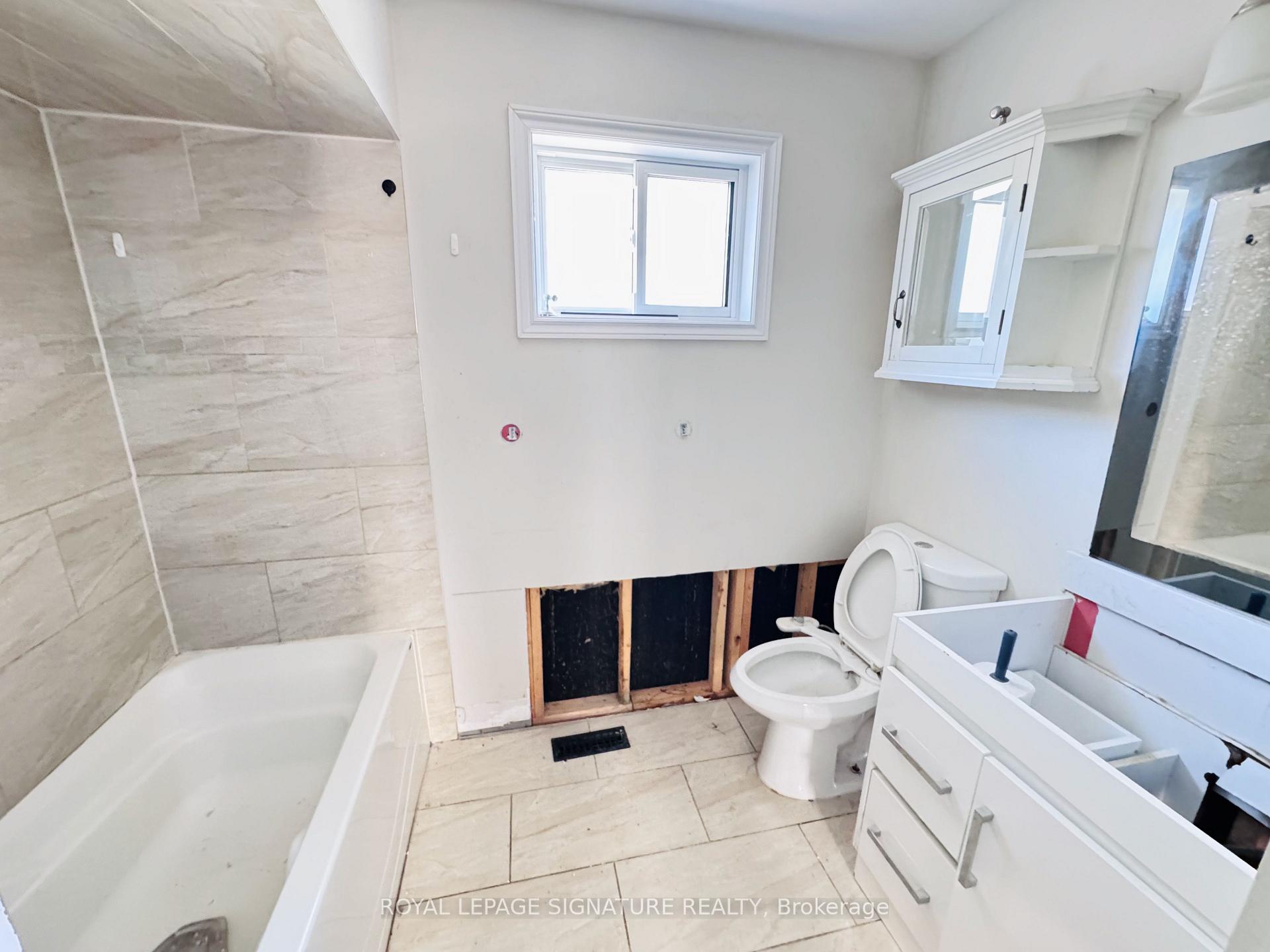 Photo 15 of 228 Martindale Crescent, Brampton, Bram West — HOMEH