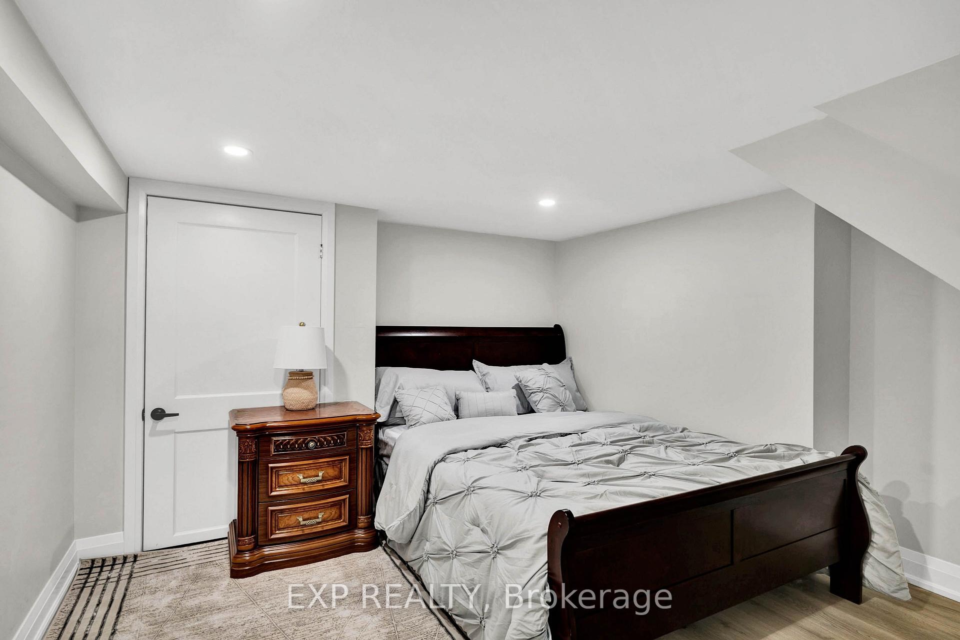 Photo 13 of Unit Unit B, 448 Dougall Avenue, Caledon, Rural Caledon — HOMEH