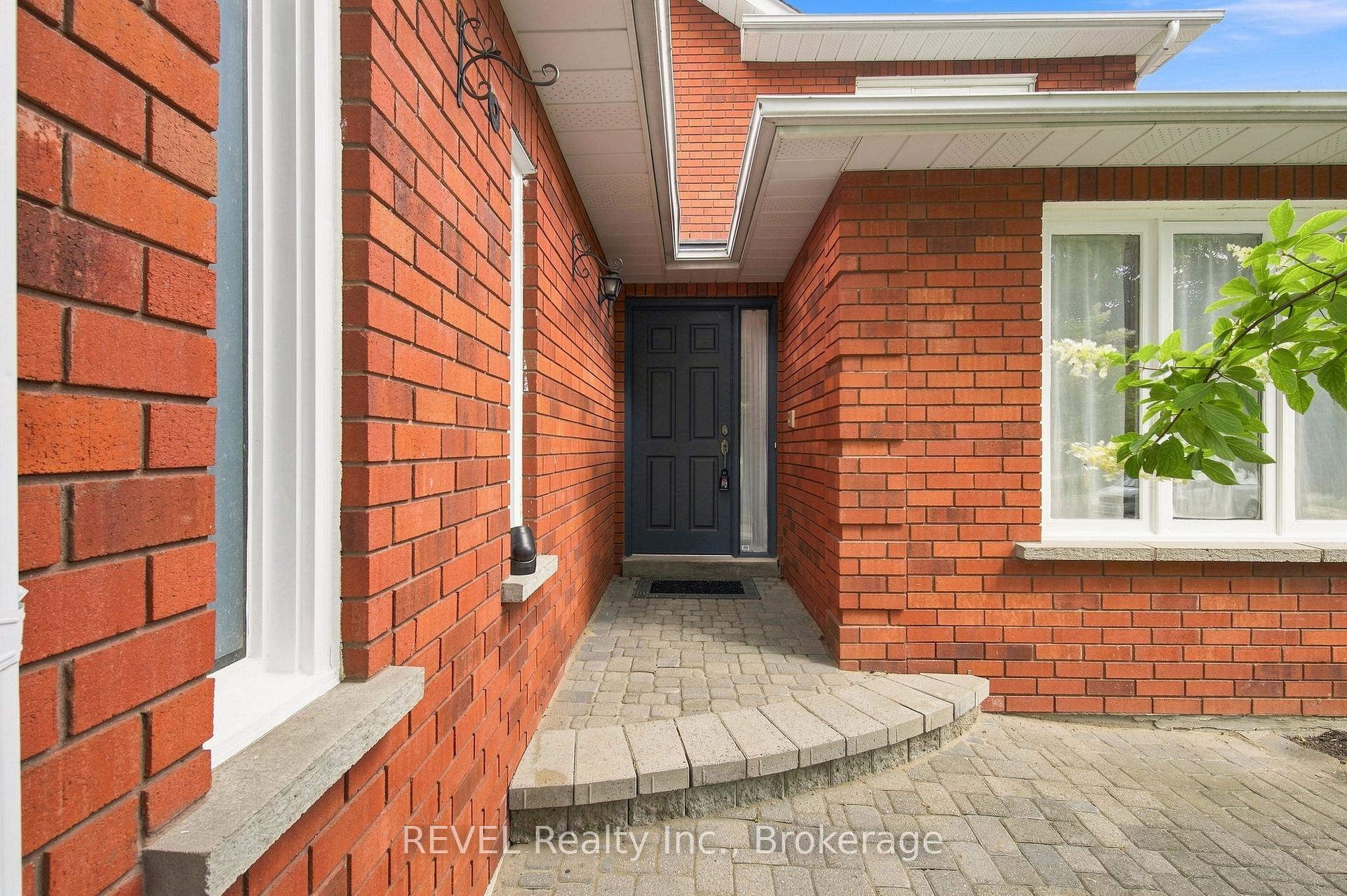 Photo 3 of 28 Falstaff Crescent, Whitby, Rolling Acres — HOMEH