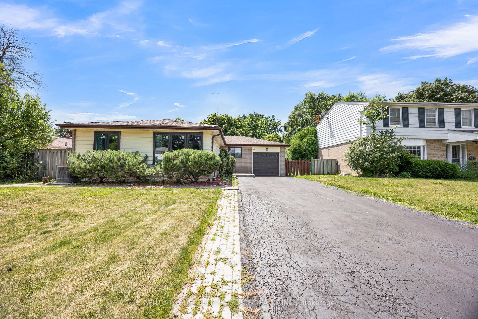 Photo 3 of 53 Brookland Drive W, Brampton, Queen Street Corridor — HOMEH