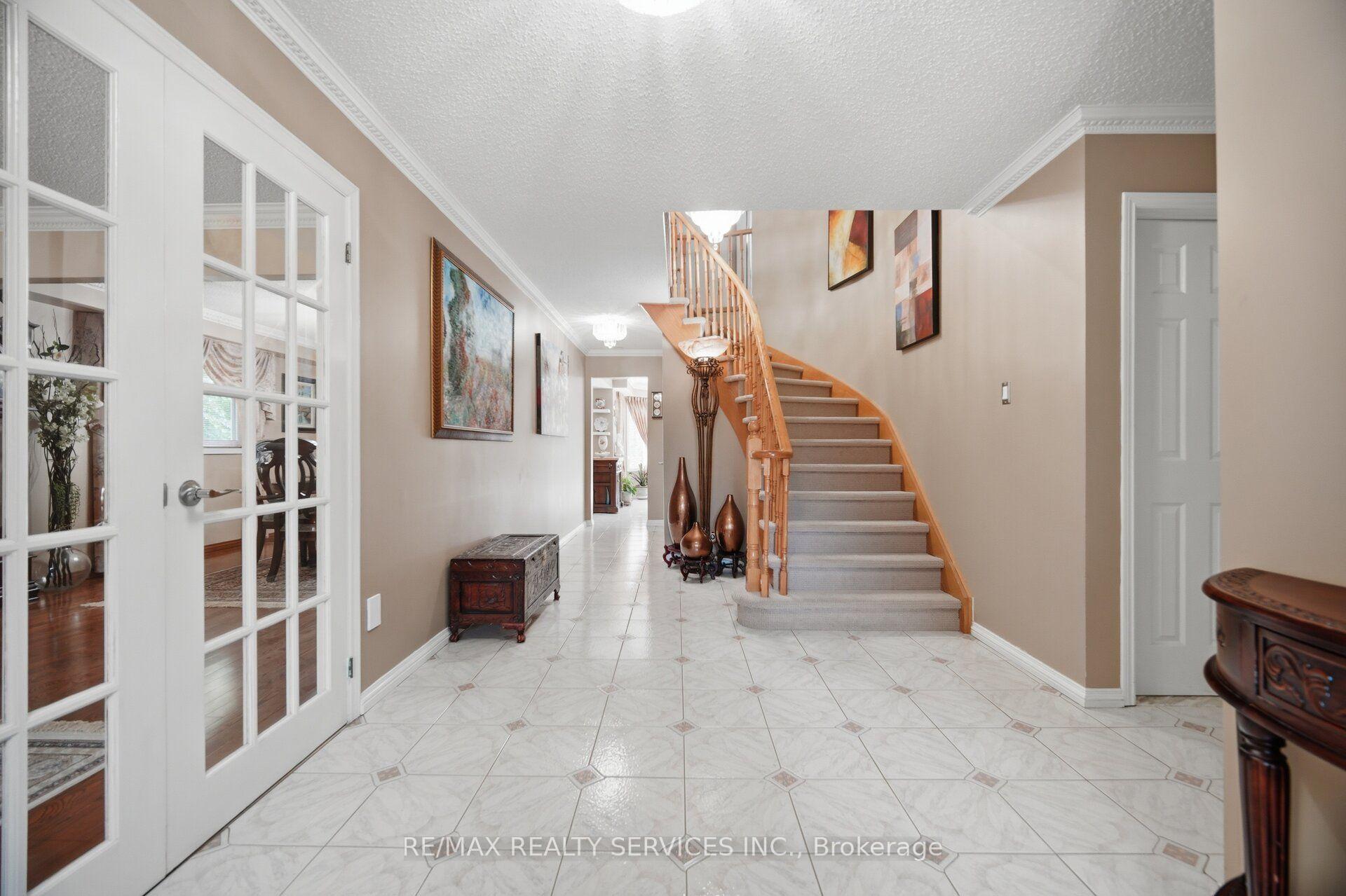 Photo 9 of 29 Christie Drive, Brampton, Snelgrove — HOMEH
