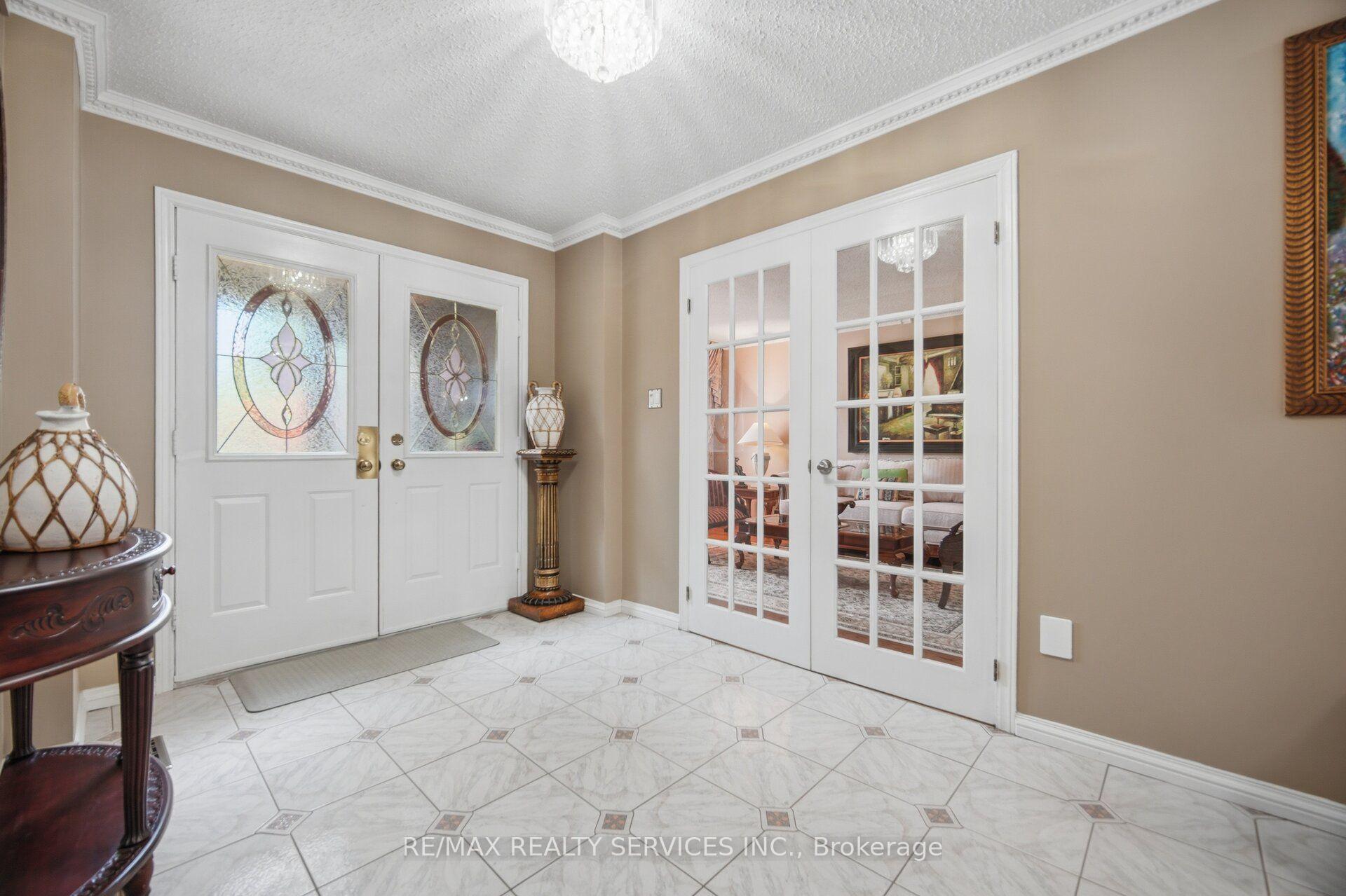 Photo 10 of 29 Christie Drive, Brampton, Snelgrove — HOMEH