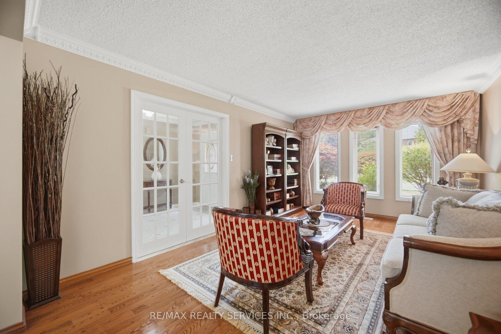 Photo 11 of 29 Christie Drive, Brampton, Snelgrove — HOMEH