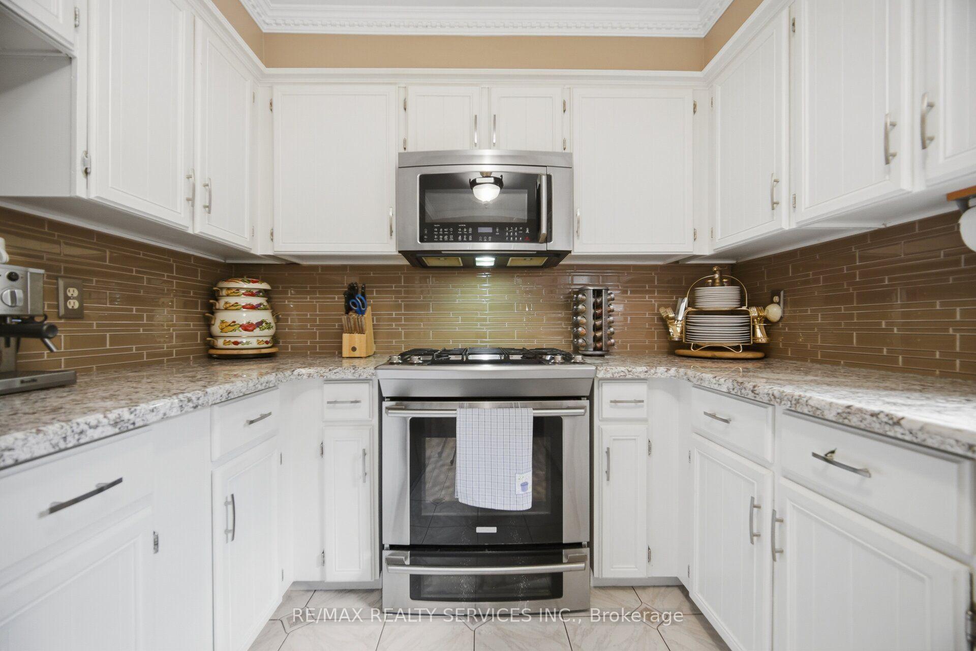 Photo 14 of 29 Christie Drive, Brampton, Snelgrove — HOMEH