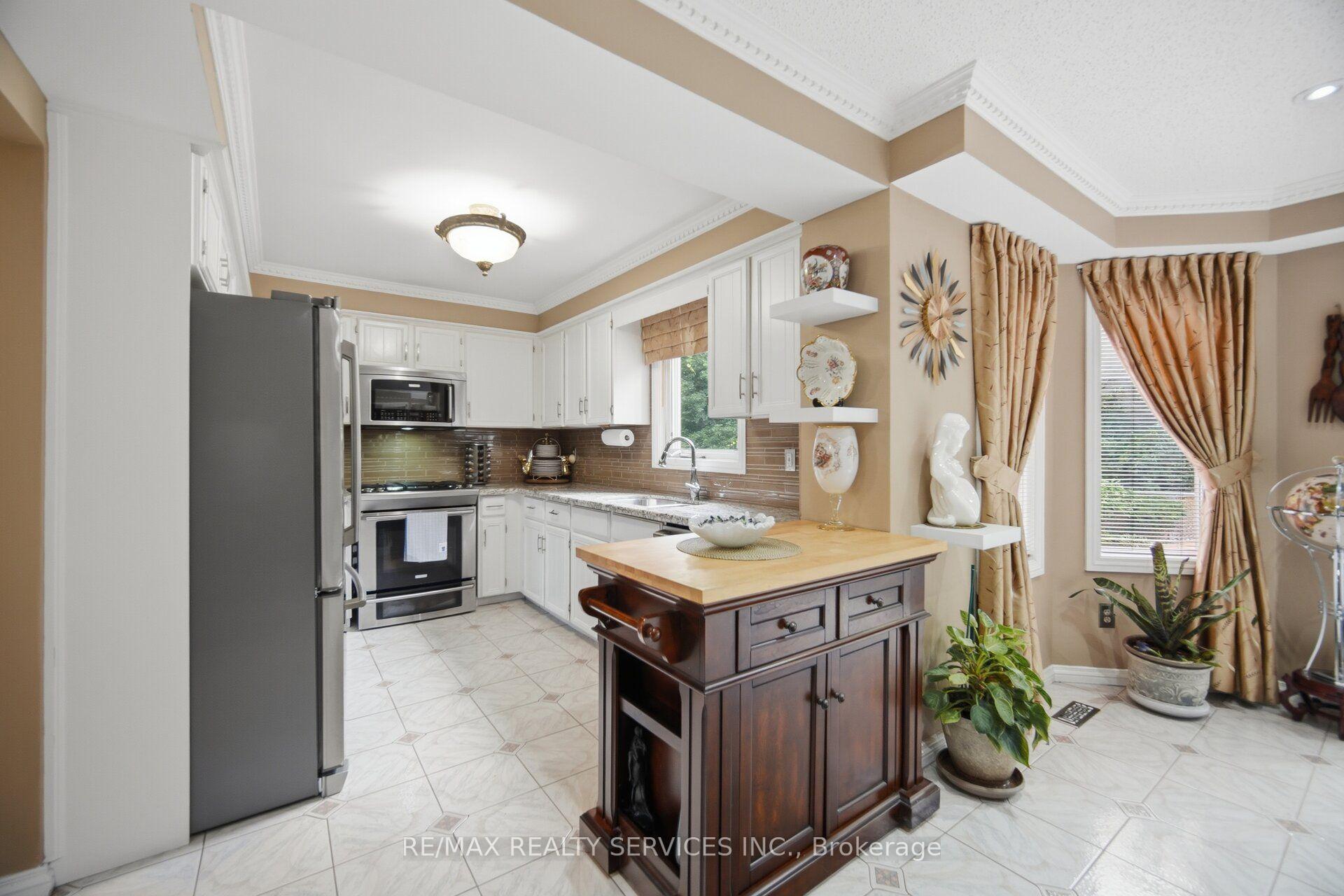 Photo 16 of 29 Christie Drive, Brampton, Snelgrove — HOMEH