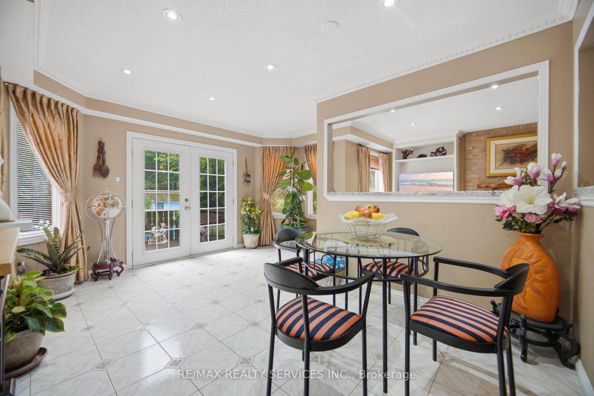 Photo 17 of 29 Christie Drive, Brampton, Snelgrove — HOMEH