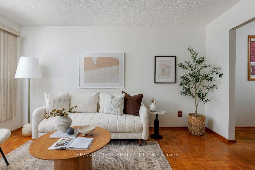 Photo 3 of 214 Markham Street, Toronto, Trinity-Bellwoods — HOMEH