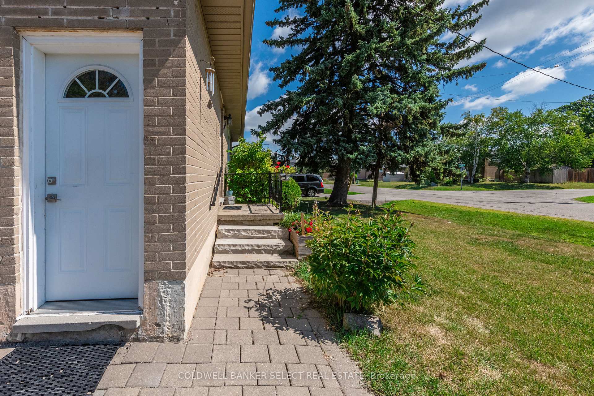 Photo 3 of 71 Martha Street, Caledon, Bolton West — HOMEH