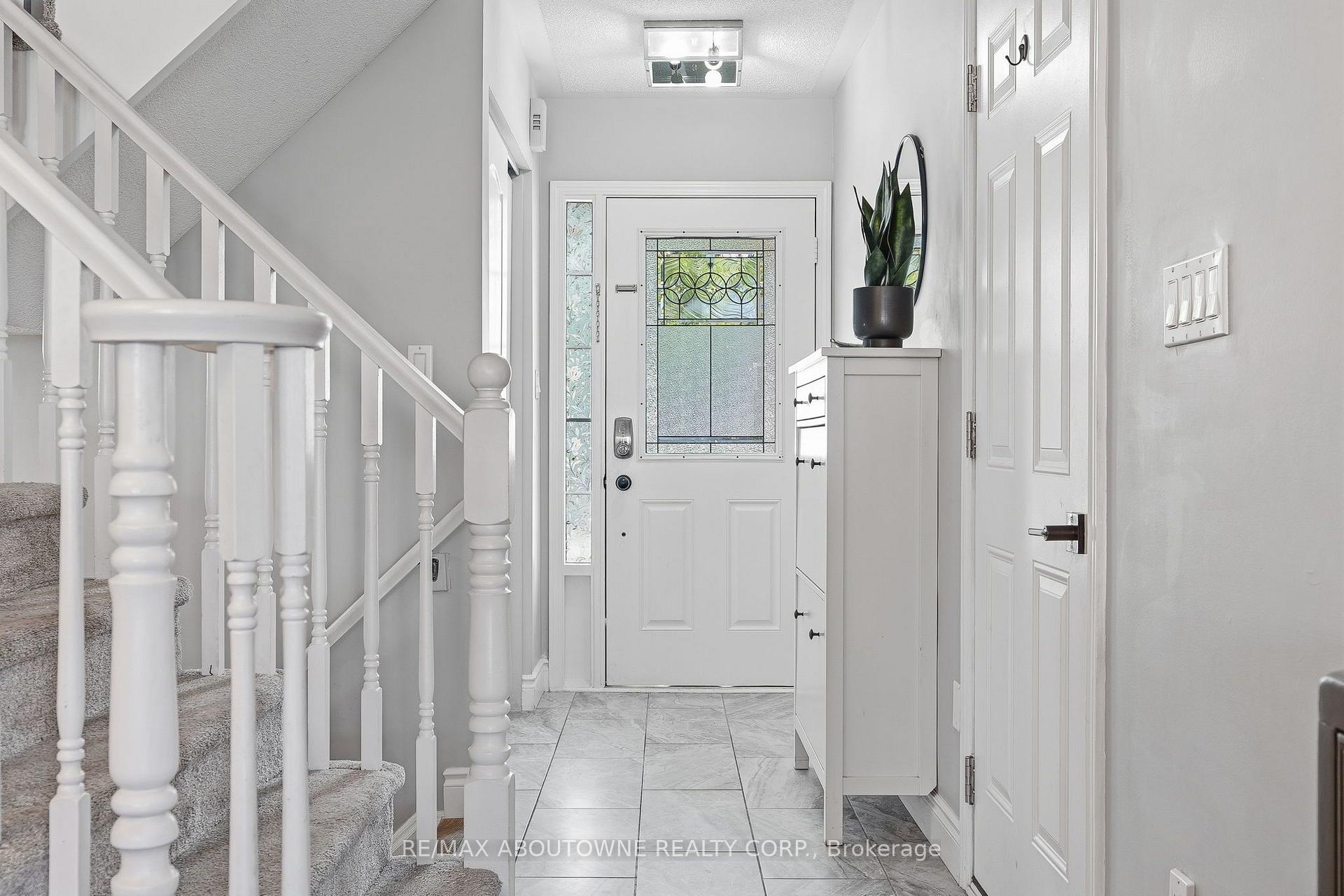 Photo 4 of 2469 Springforest Drive, Oakville, Bronte Creek — HOMEH