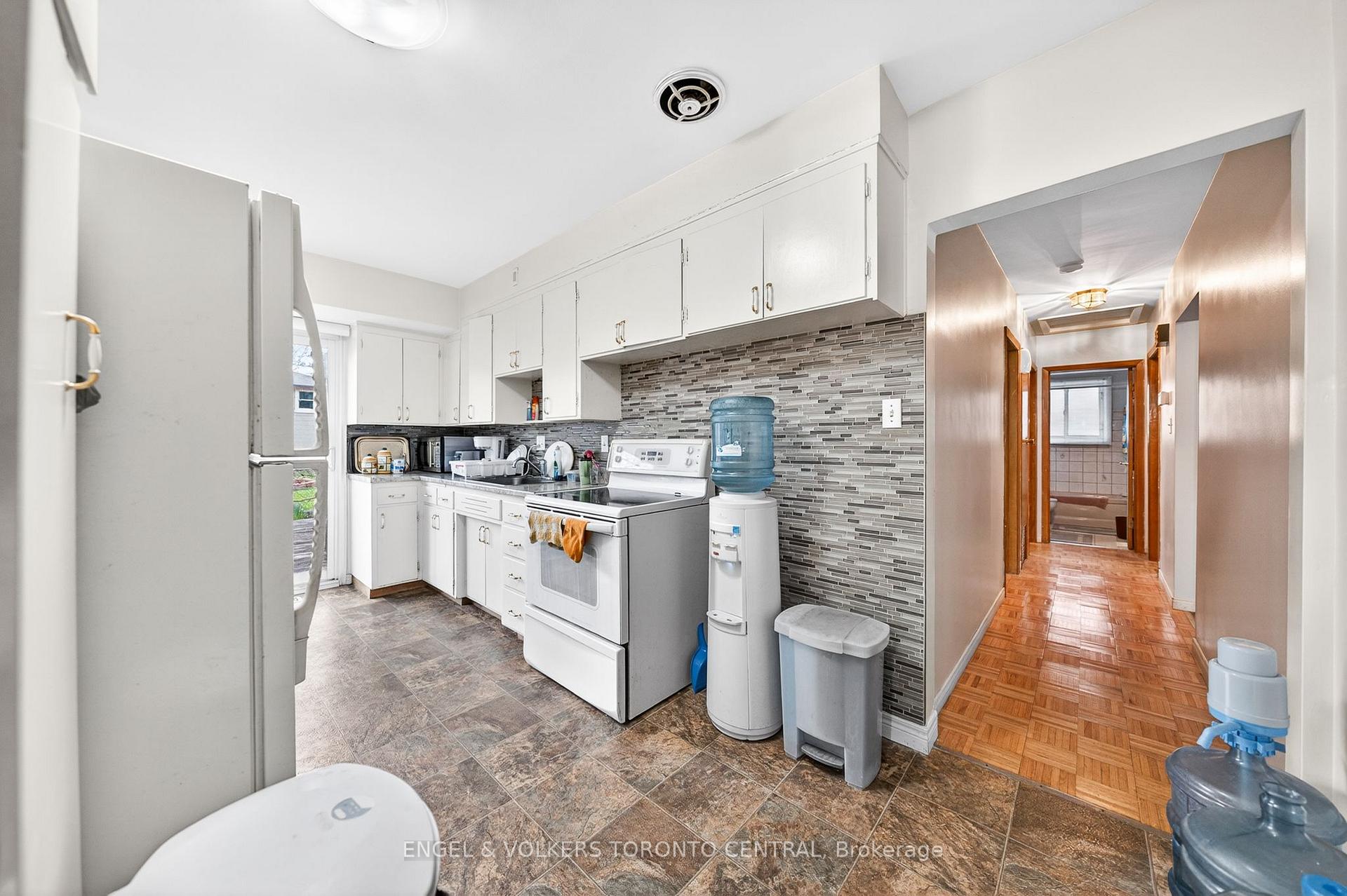 Photo 11 of 113 Plymouth Road, Kitchener, Rockway — HOMEH