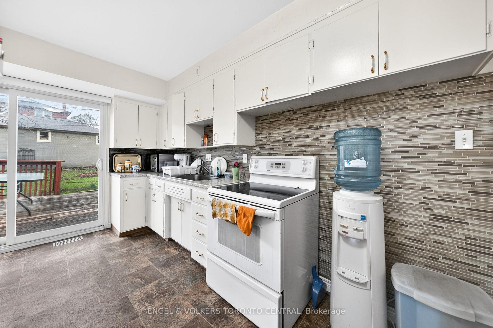 Photo 12 of 113 Plymouth Road, Kitchener, Rockway — HOMEH