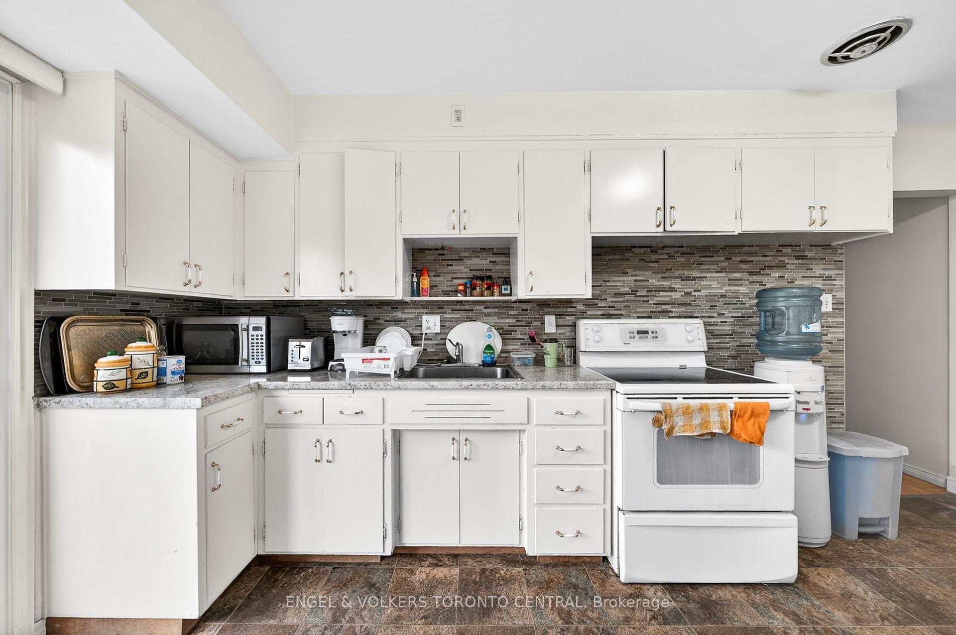 Photo 13 of 113 Plymouth Road, Kitchener, Rockway — HOMEH