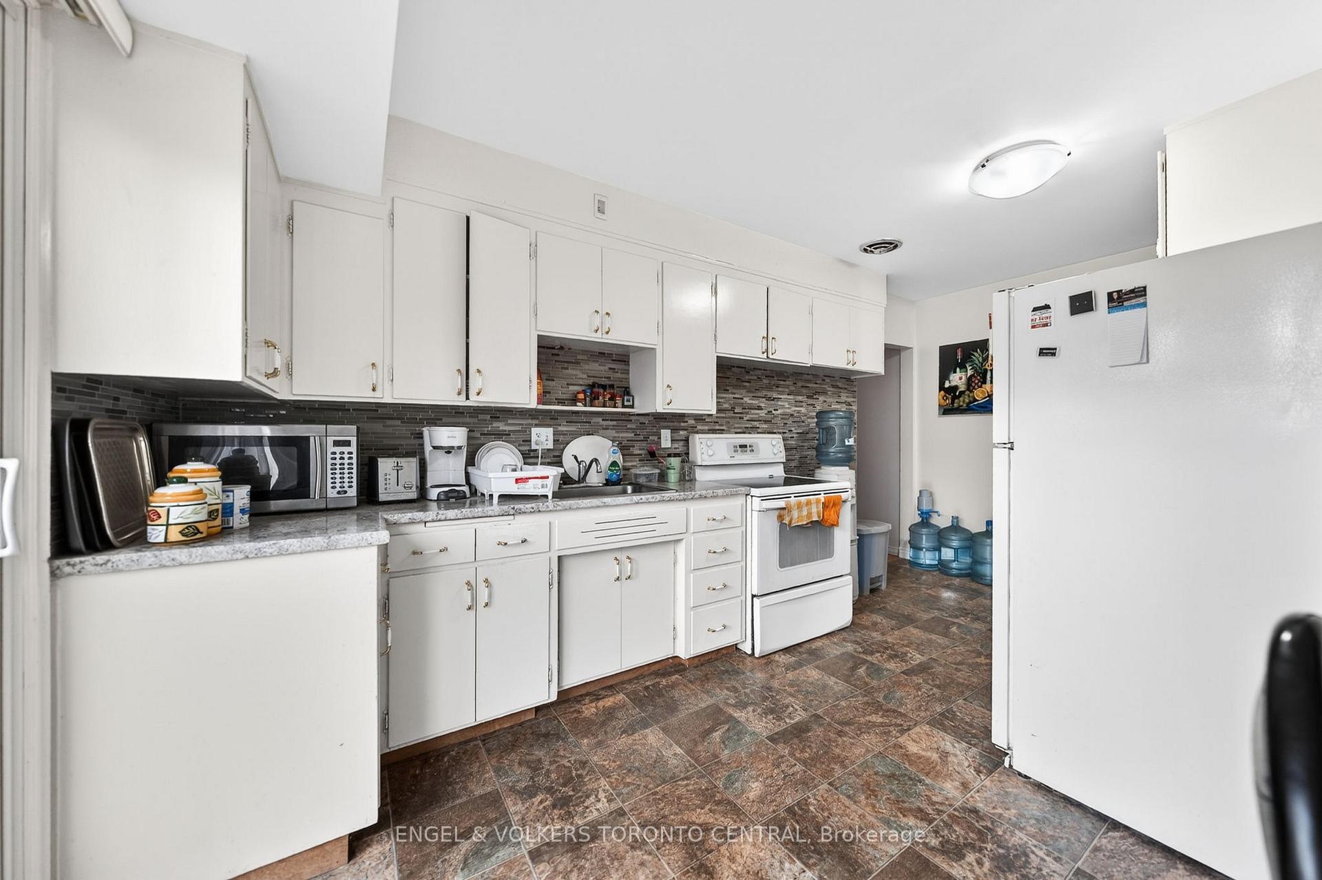 Photo 17 of 113 Plymouth Road, Kitchener, Rockway — HOMEH