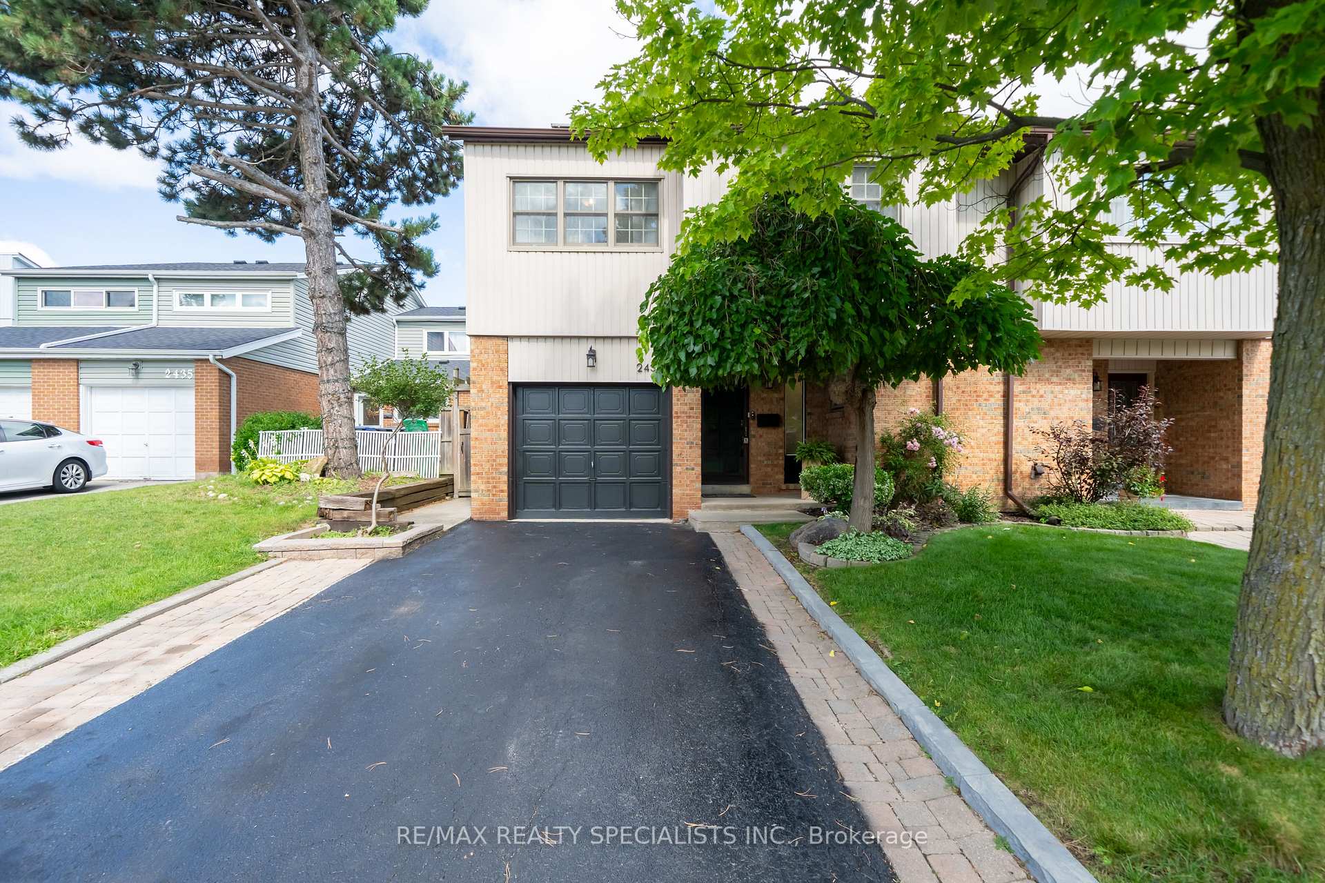 Front of 2431 Basswood Crescent