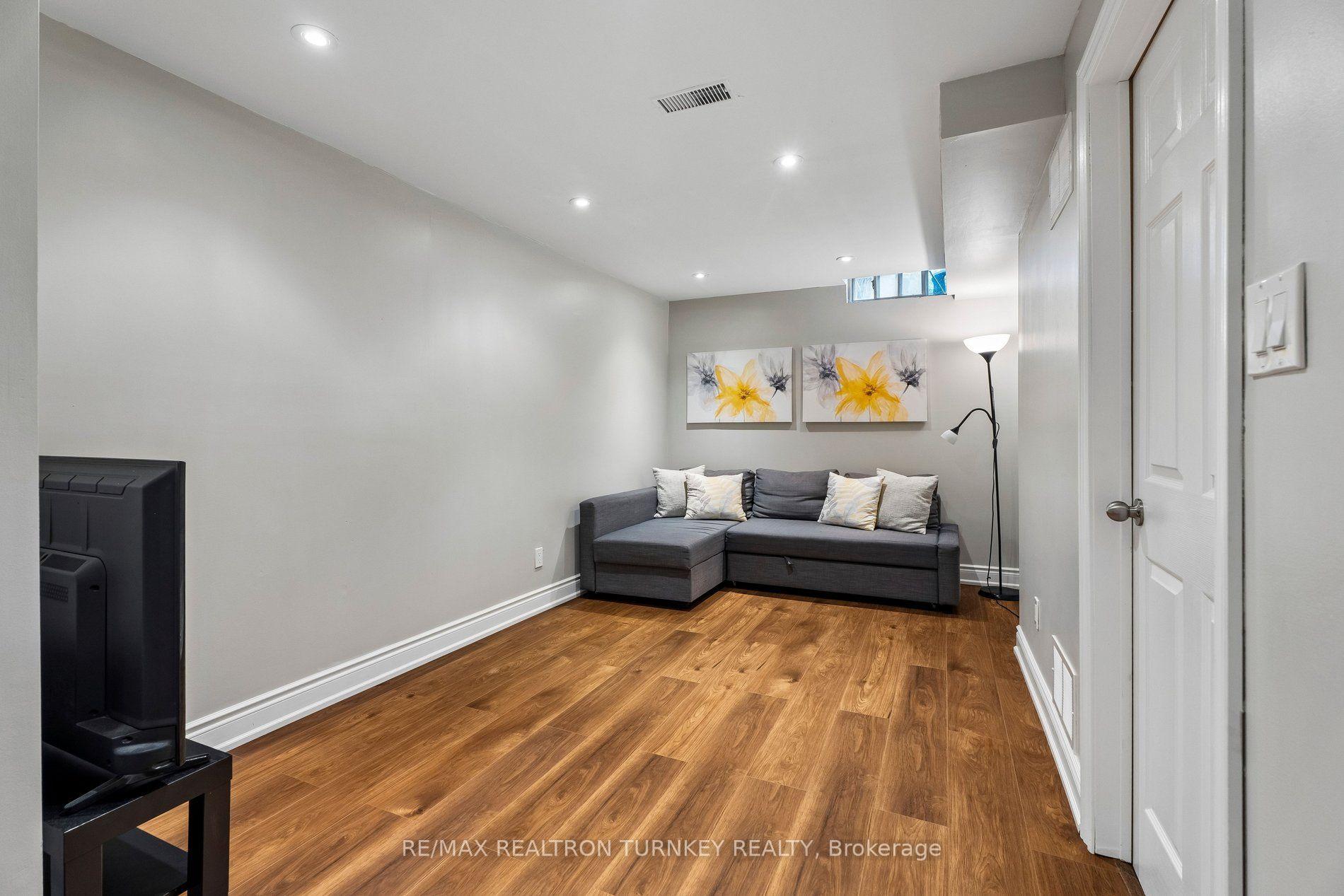 Photo 35 of 805 Playter Crescent, Newmarket, Armitage — HOMEH