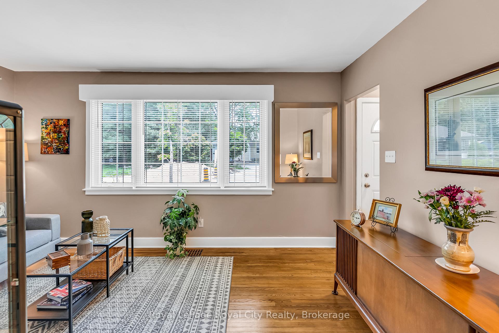 Photo 4 of 56 Winston Crescent, Guelph, St. George's — HOMEH