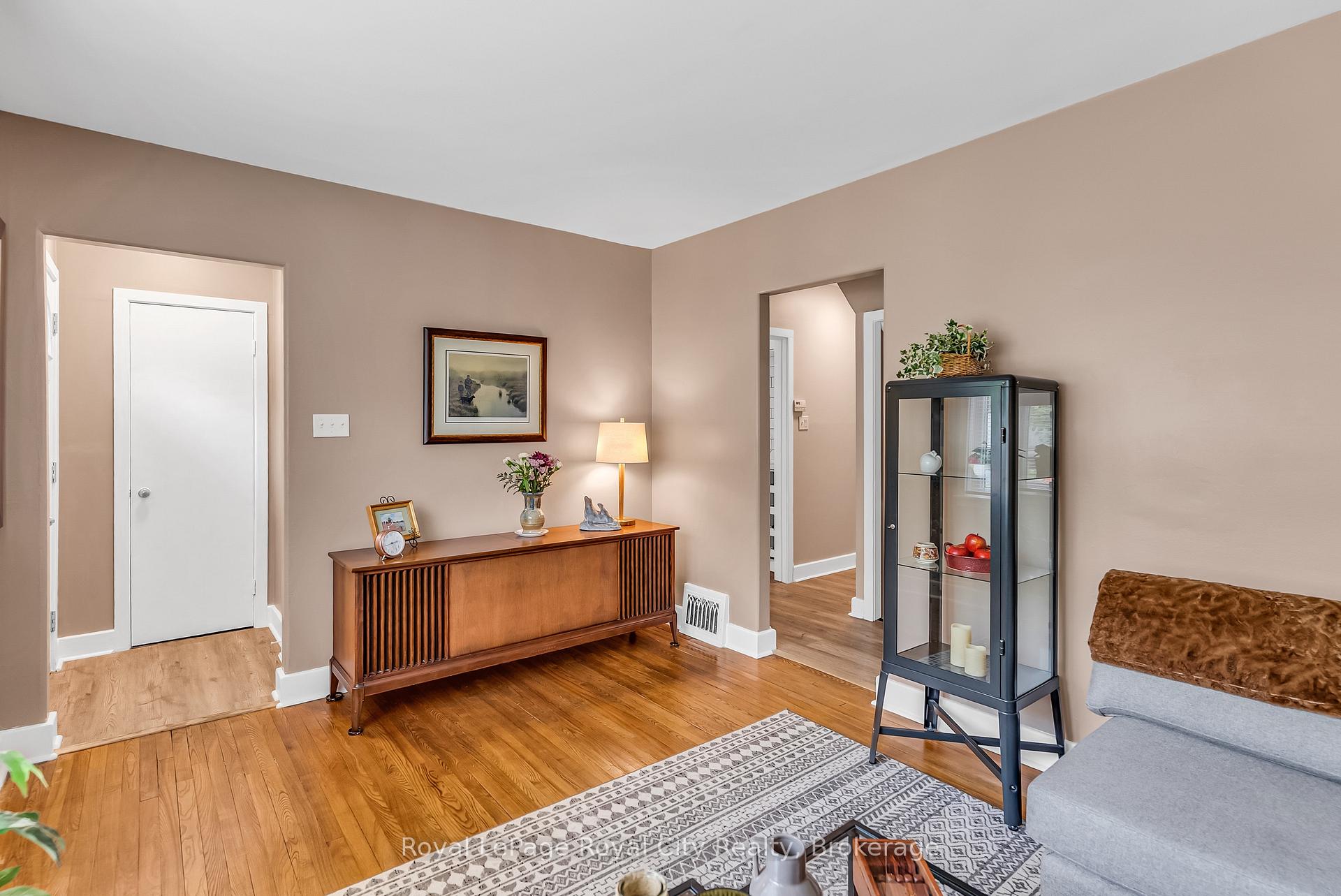 Photo 7 of 56 Winston Crescent, Guelph, St. George's — HOMEH