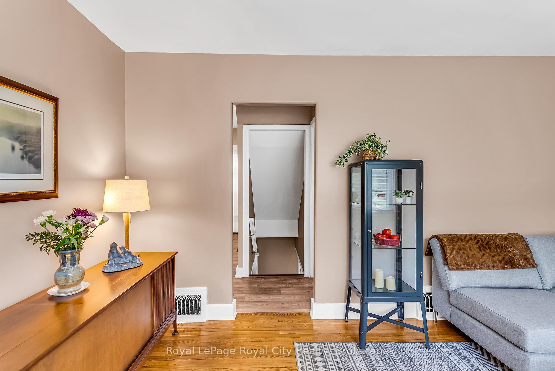 Photo 8 of 56 Winston Crescent, Guelph, St. George's — HOMEH