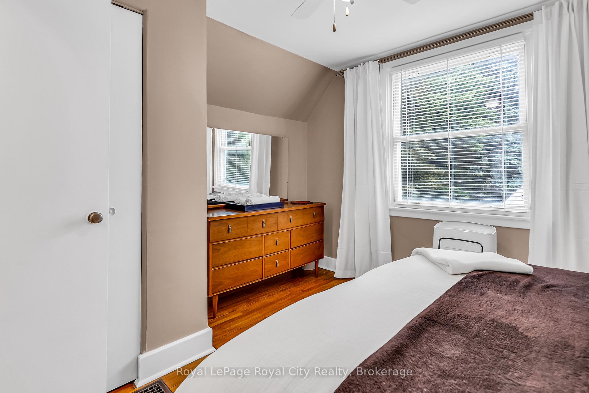 Photo 17 of 56 Winston Crescent, Guelph, St. George's — HOMEH