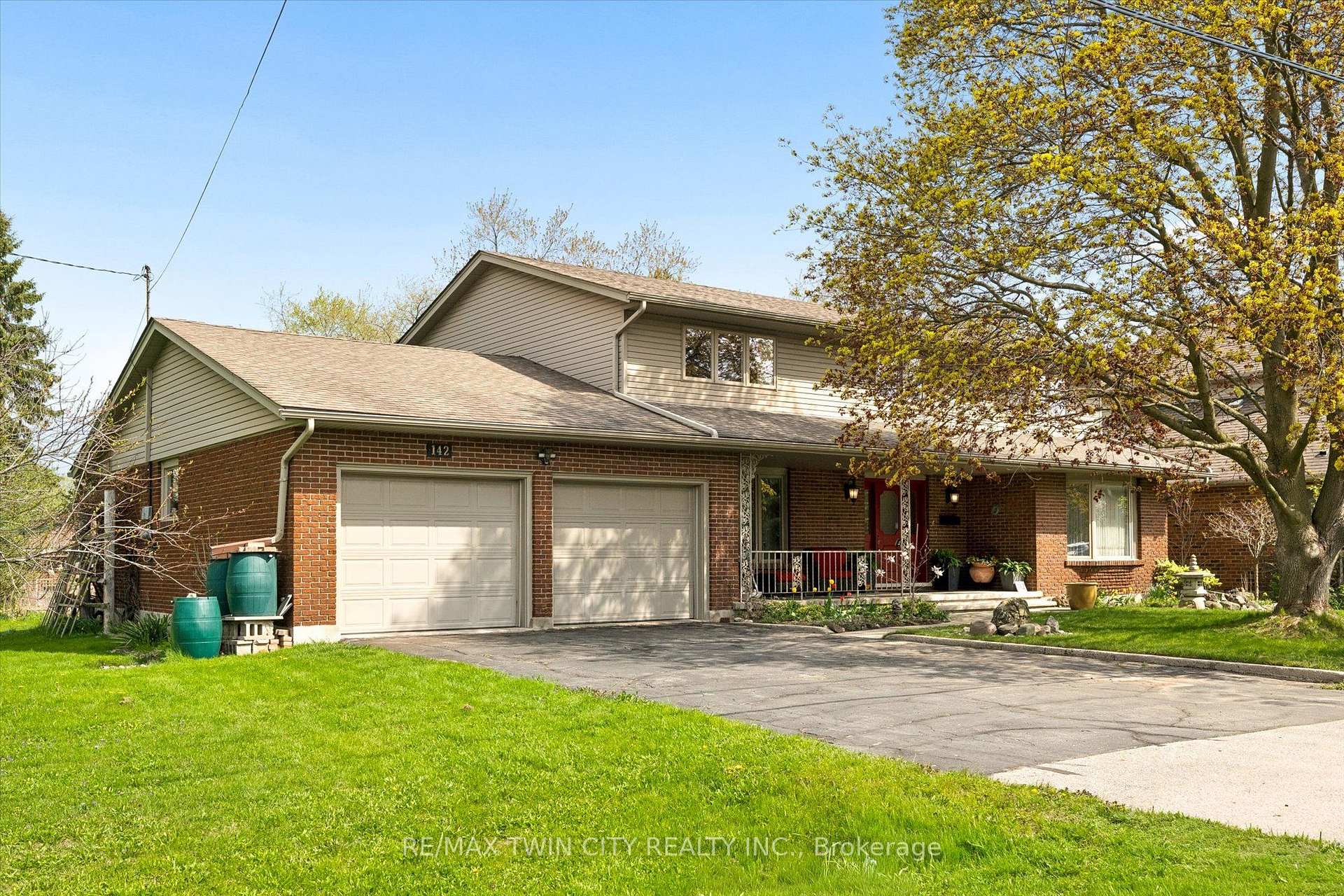 Photo 2 of 142 Carson Drive, Kitchener, Grand River North — HOMEH