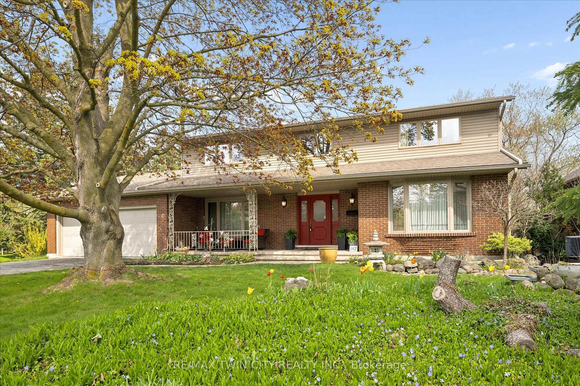 Photo 3 of 142 Carson Drive, Kitchener, Grand River North — HOMEH