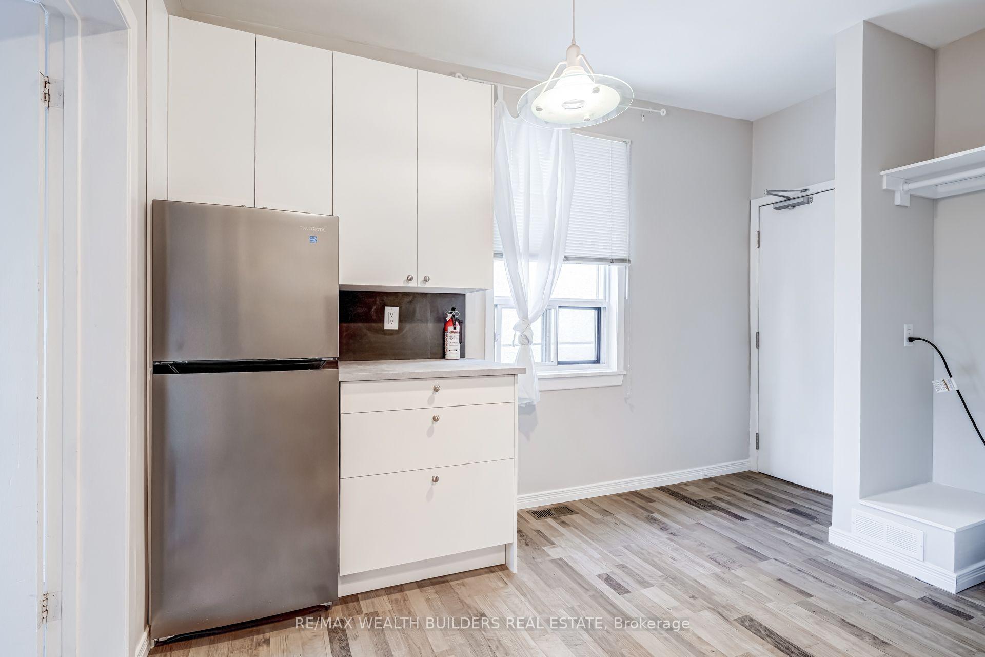 Photo 2 of Unit Upper Unit 2, 2443 dundas Street W, Toronto, High Park North — HOMEH