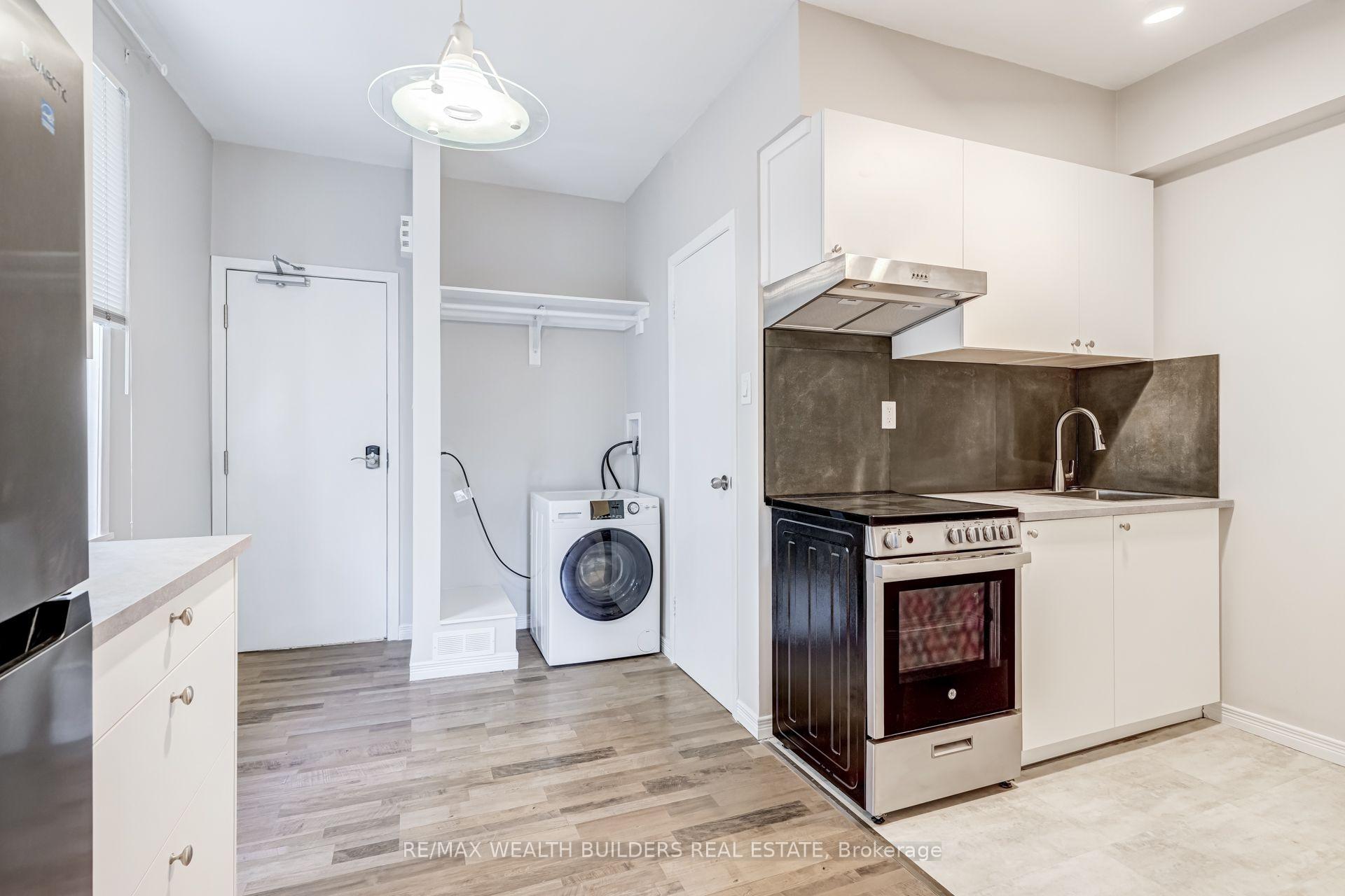Photo 3 of Unit Upper Unit 2, 2443 dundas Street W, Toronto, High Park North — HOMEH