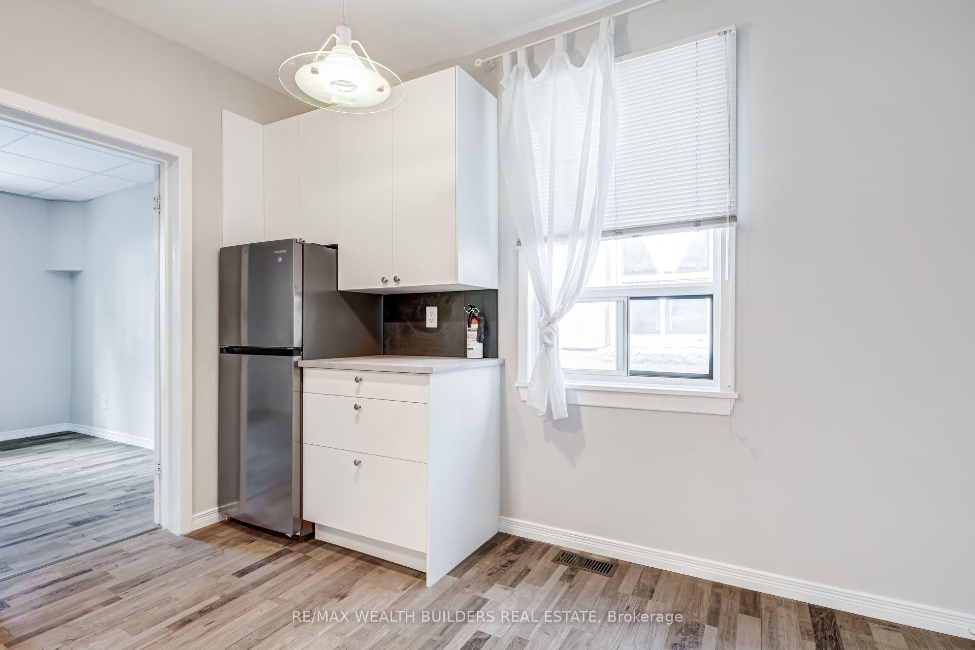 Photo 4 of Unit Upper Unit 2, 2443 dundas Street W, Toronto, High Park North — HOMEH