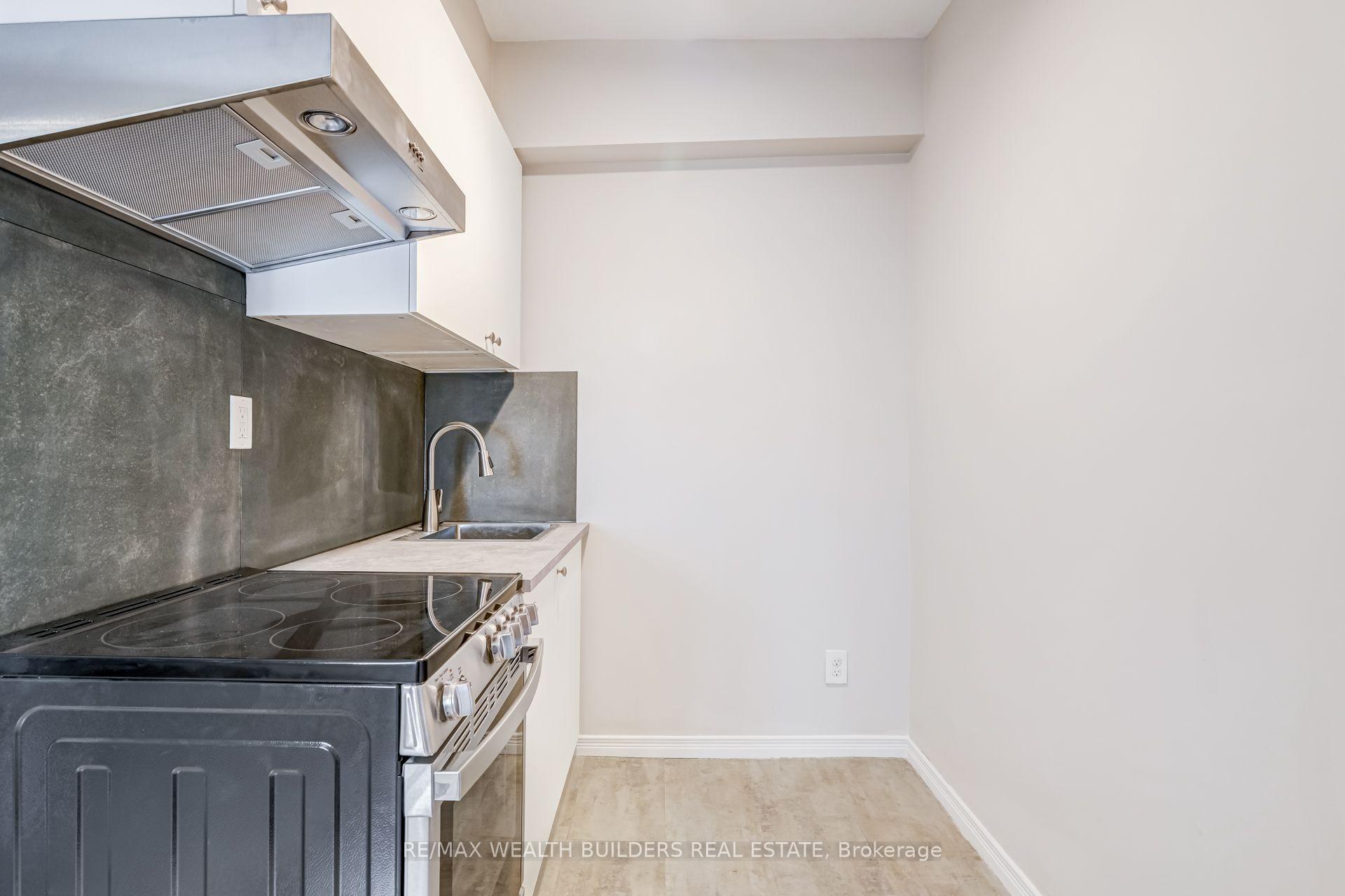 Photo 6 of Unit Upper Unit 2, 2443 dundas Street W, Toronto, High Park North — HOMEH