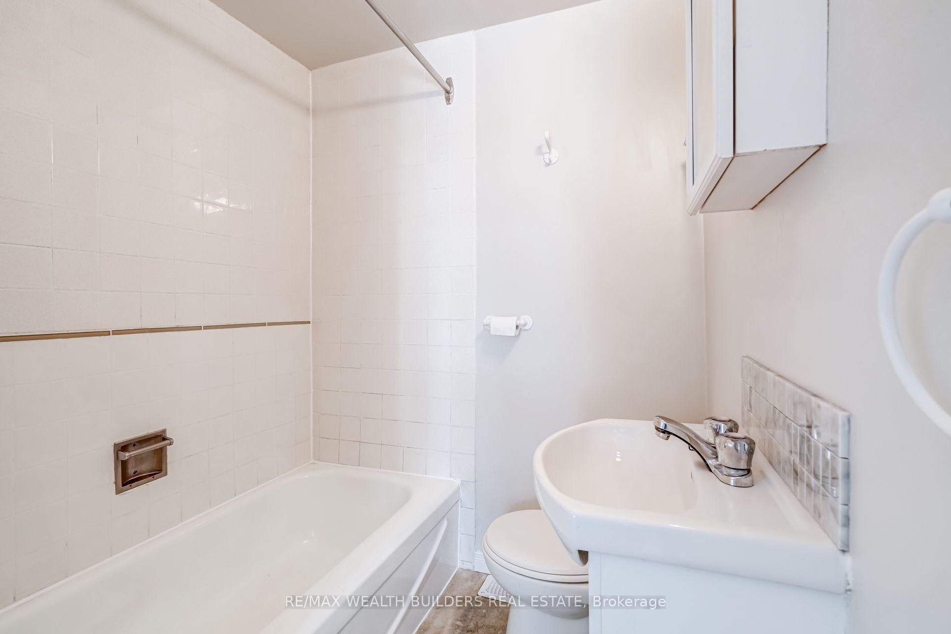 Photo 13 of Unit Upper Unit 2, 2443 dundas Street W, Toronto, High Park North — HOMEH